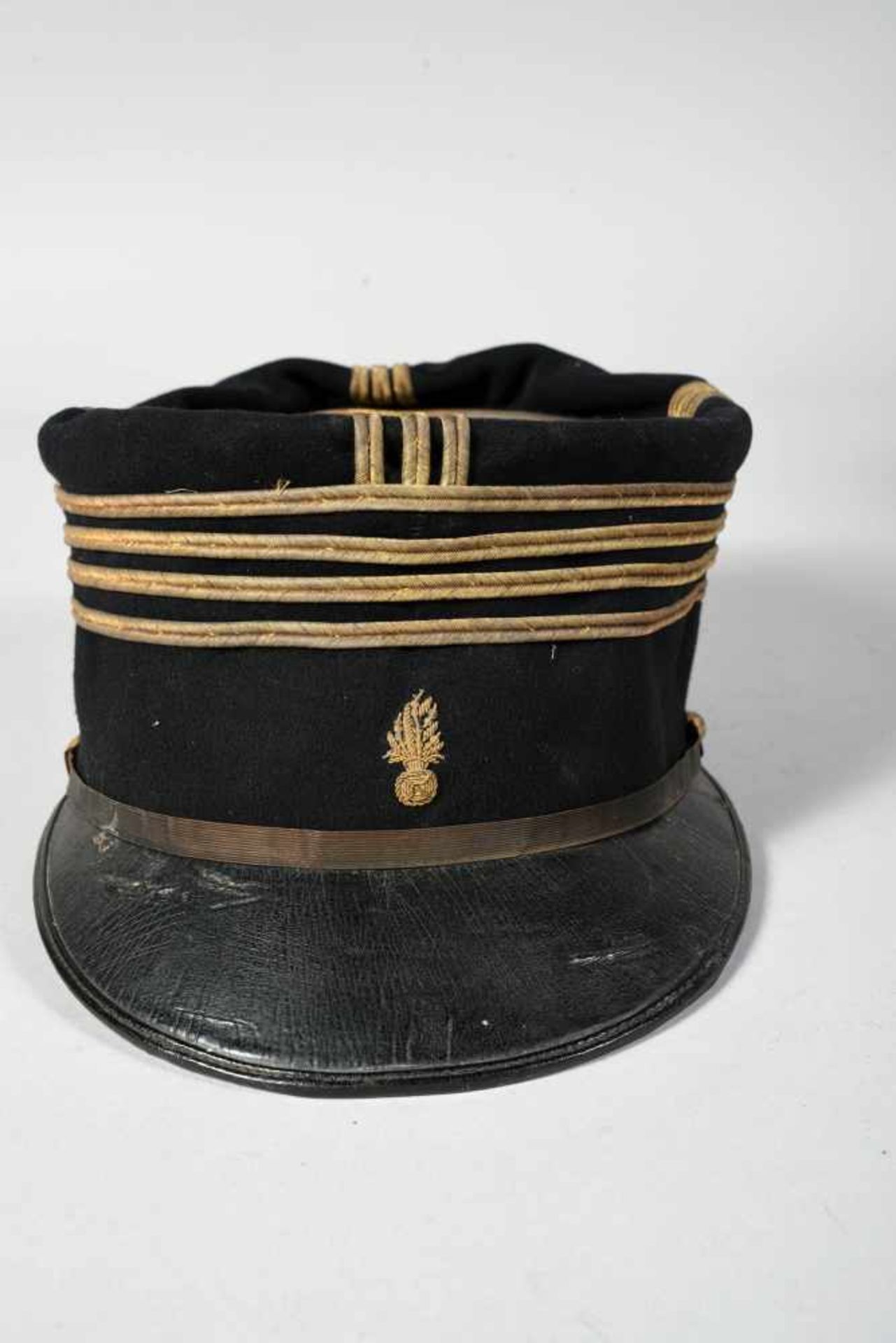 Képi de commandant d’artillerie en drap fin noir, soutaches or, grenade brodée or, coiffe en