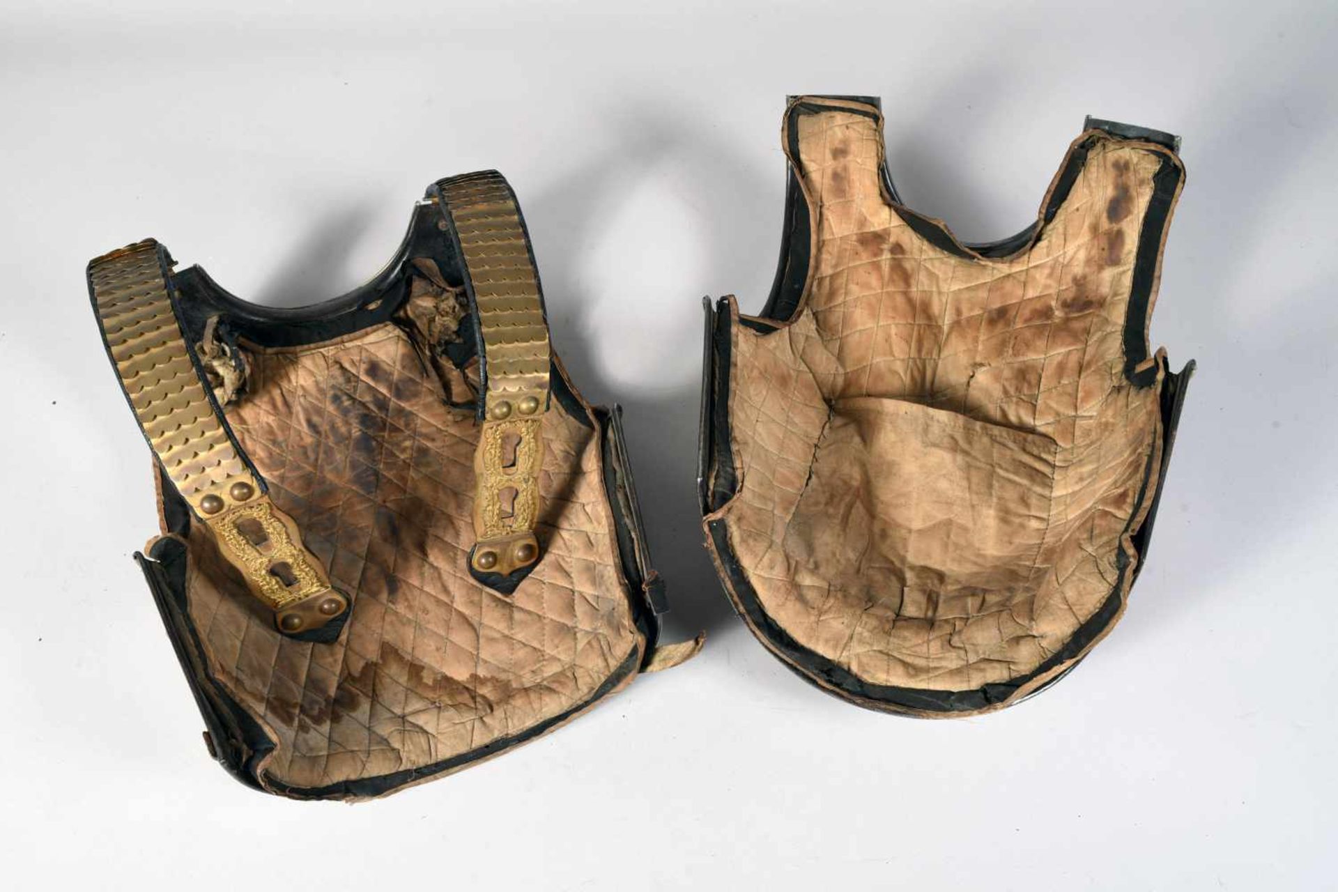 Prusse. Cuirasse d’officier de cuirassier. En acier joliment cintrée, rivets en laiton, bretelle à - Bild 4 aus 5