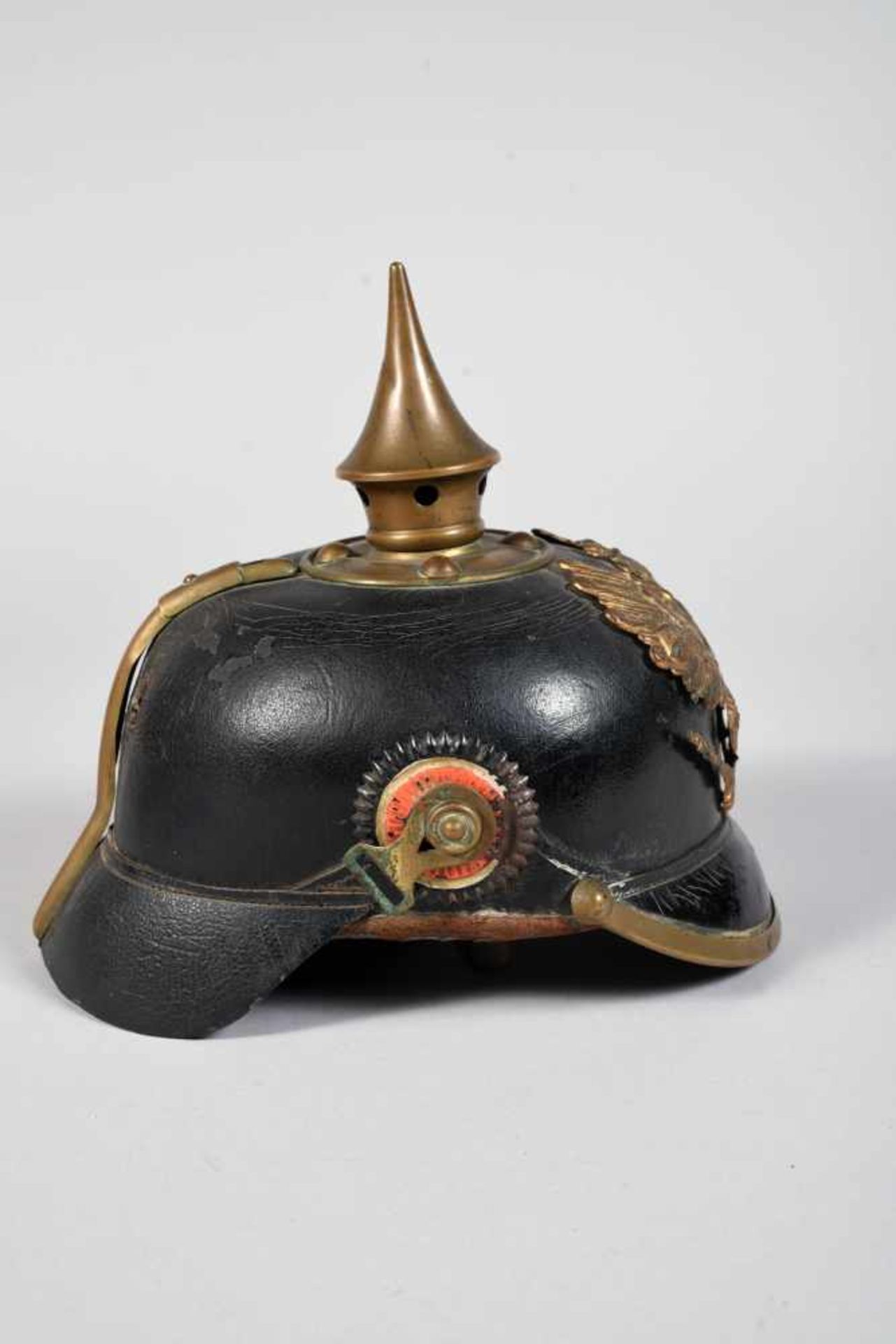 Prusse. Casque à pointe troupe mod 95 impacté. Bombe bien en forme présentant un impact rentrant par - Bild 3 aus 6