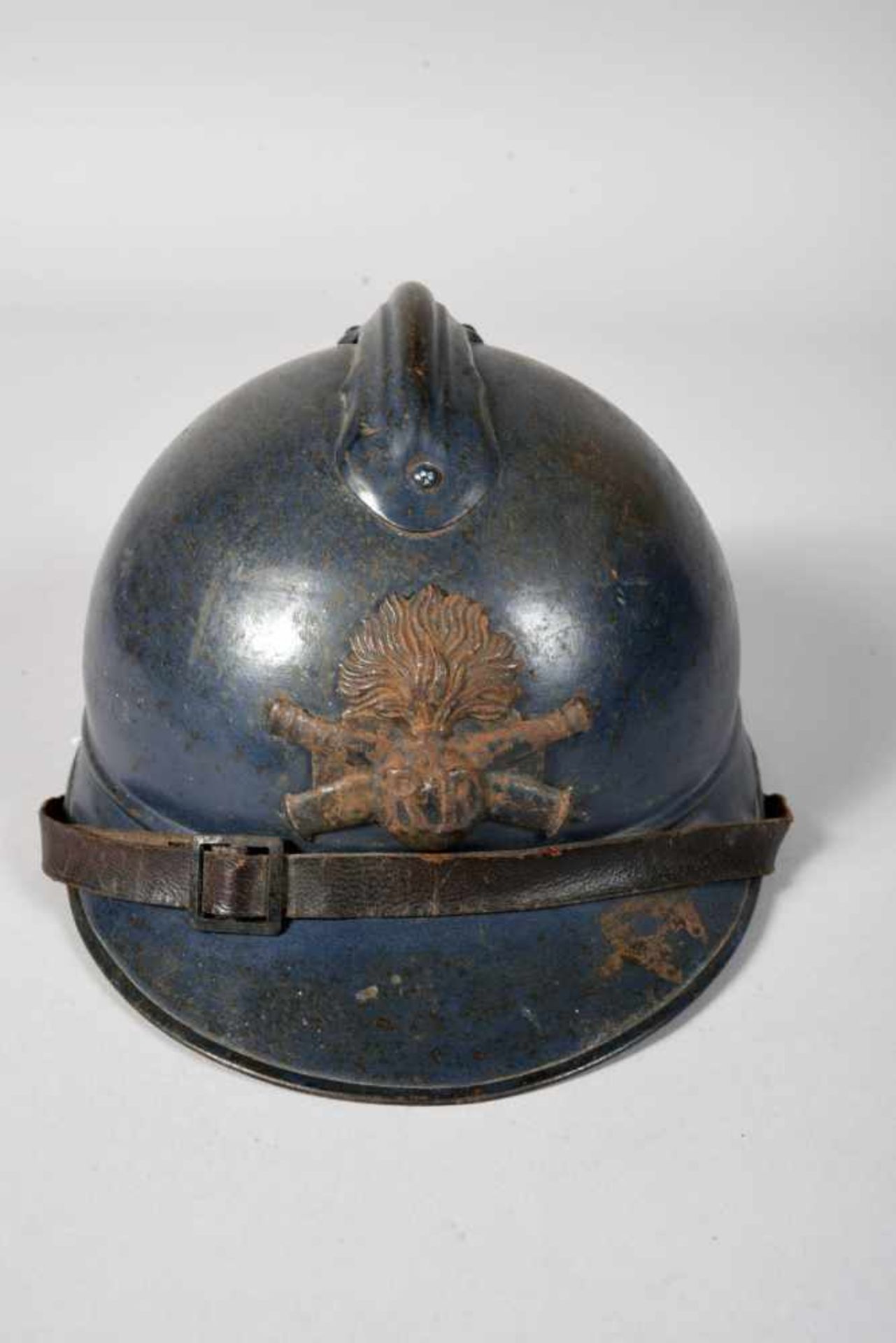 Casque Adrian 1915 Artillerie. Peinture bleu d’usine. Coque A. Tampon de fabricant (Roue dentée)