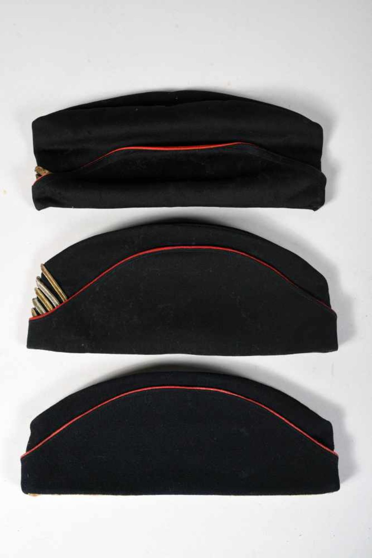 Lot de trois bonnets de police mod 1891 d’officier d’infanterie ou d’artillerie en drap noir à