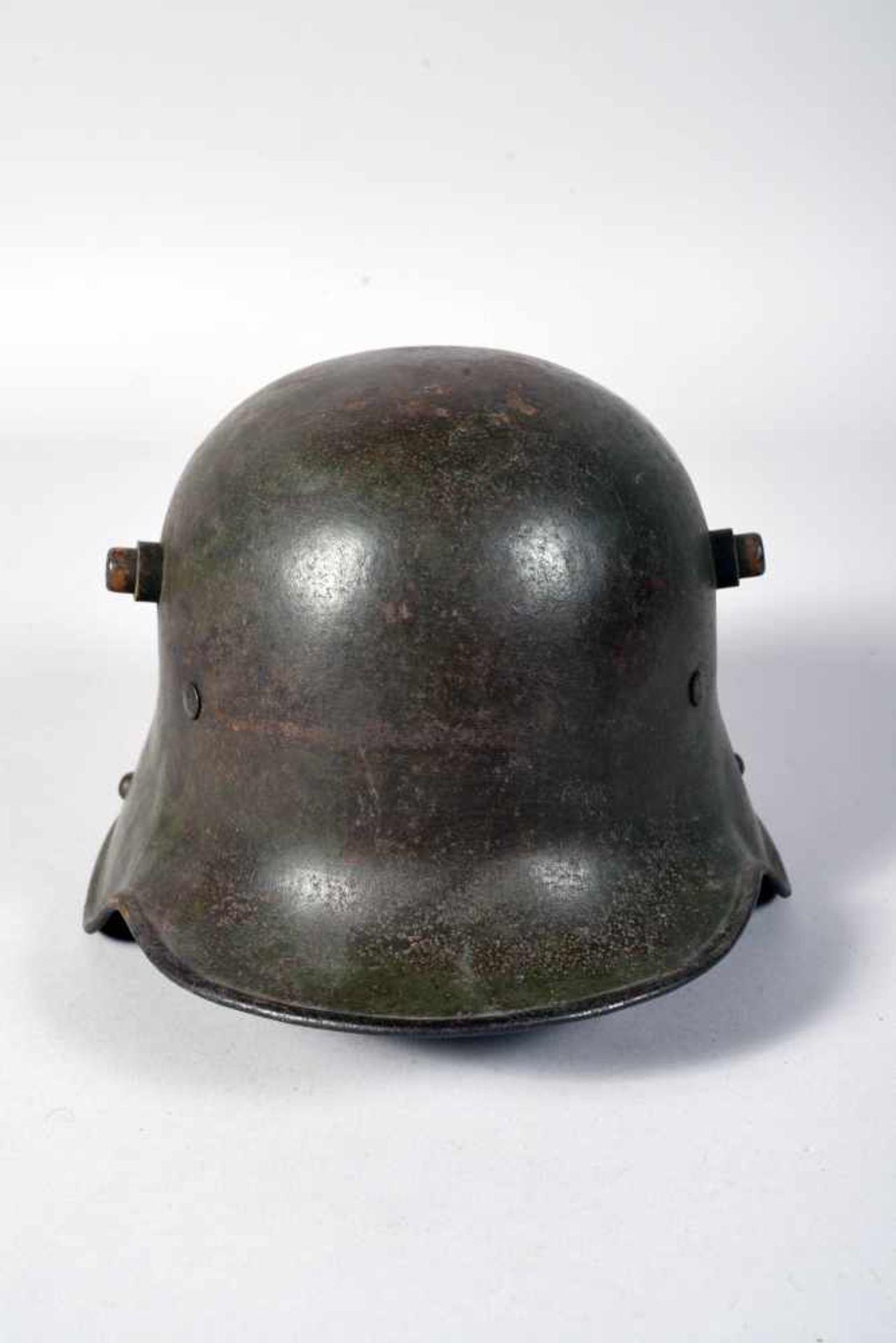 Stalhelm mod 16, de couleur feldgrau, interieur en cuir légèrement rétrécit. Coque patinée