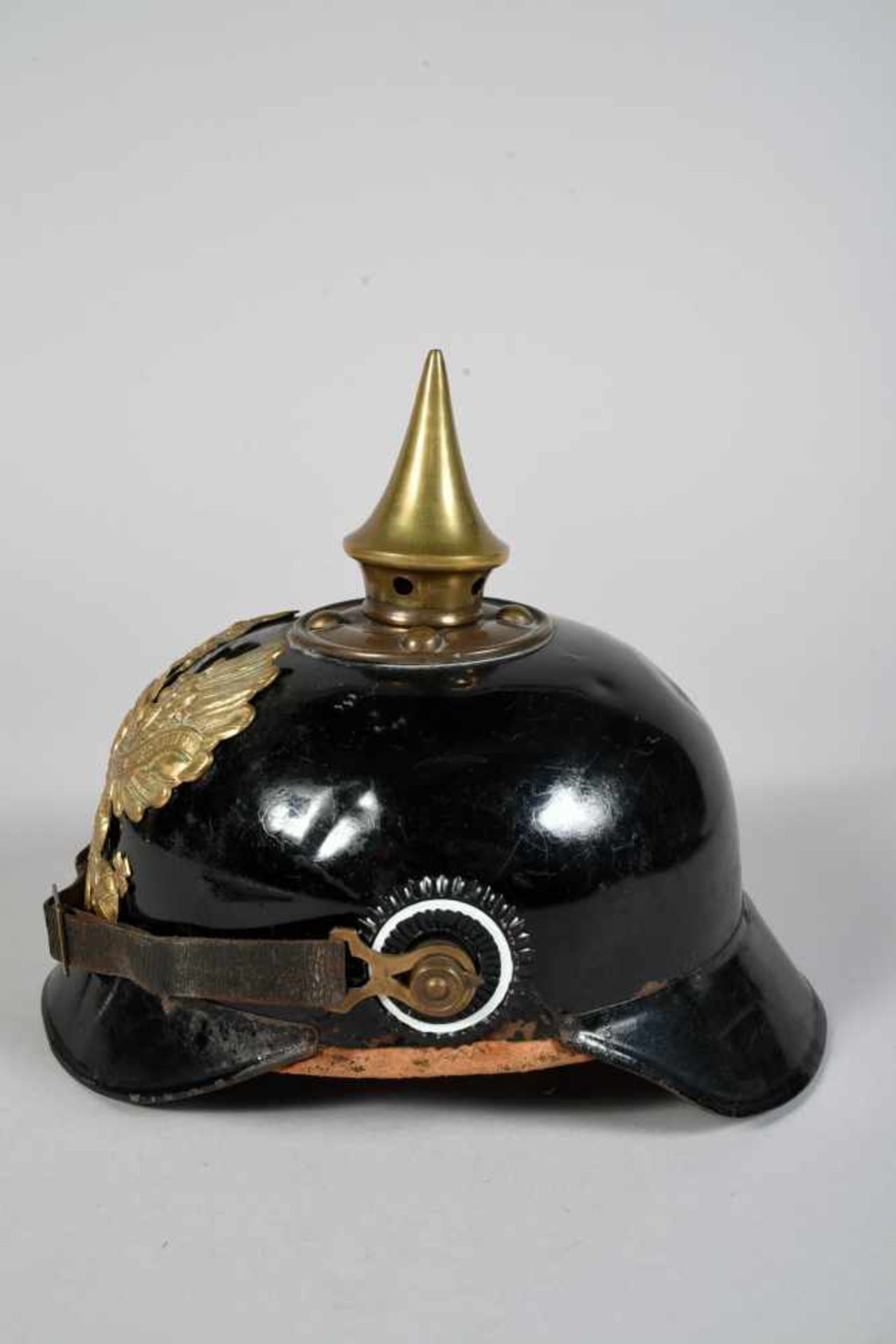 Prusse. Casque à pointe troupe ersatz en tôle. Bombe laquée noire avec quelques petits chocs, - Bild 2 aus 5