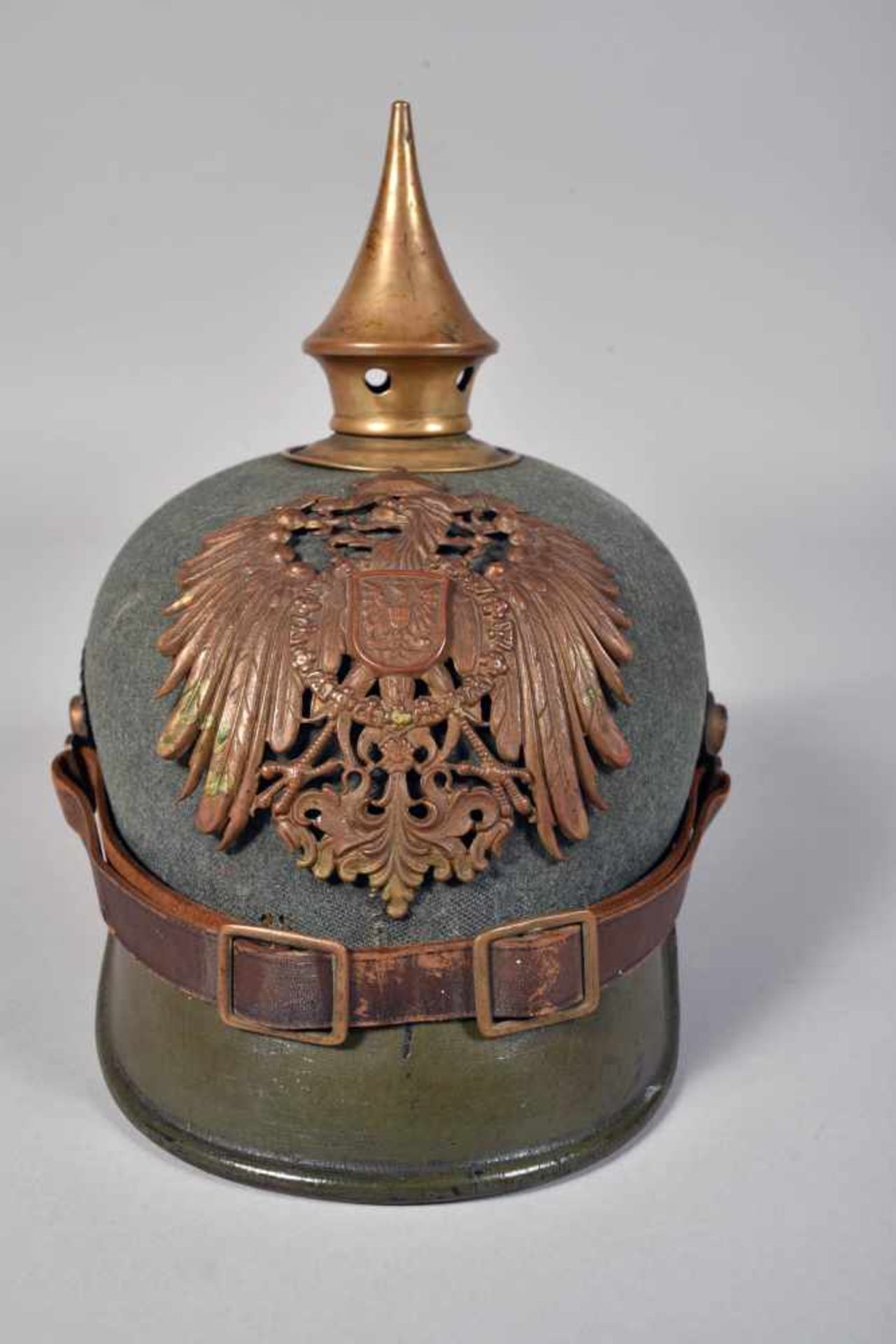 Casque à pointe de la brigade d’occupation en chine, très belle bombe en cuir recouverte de feutre