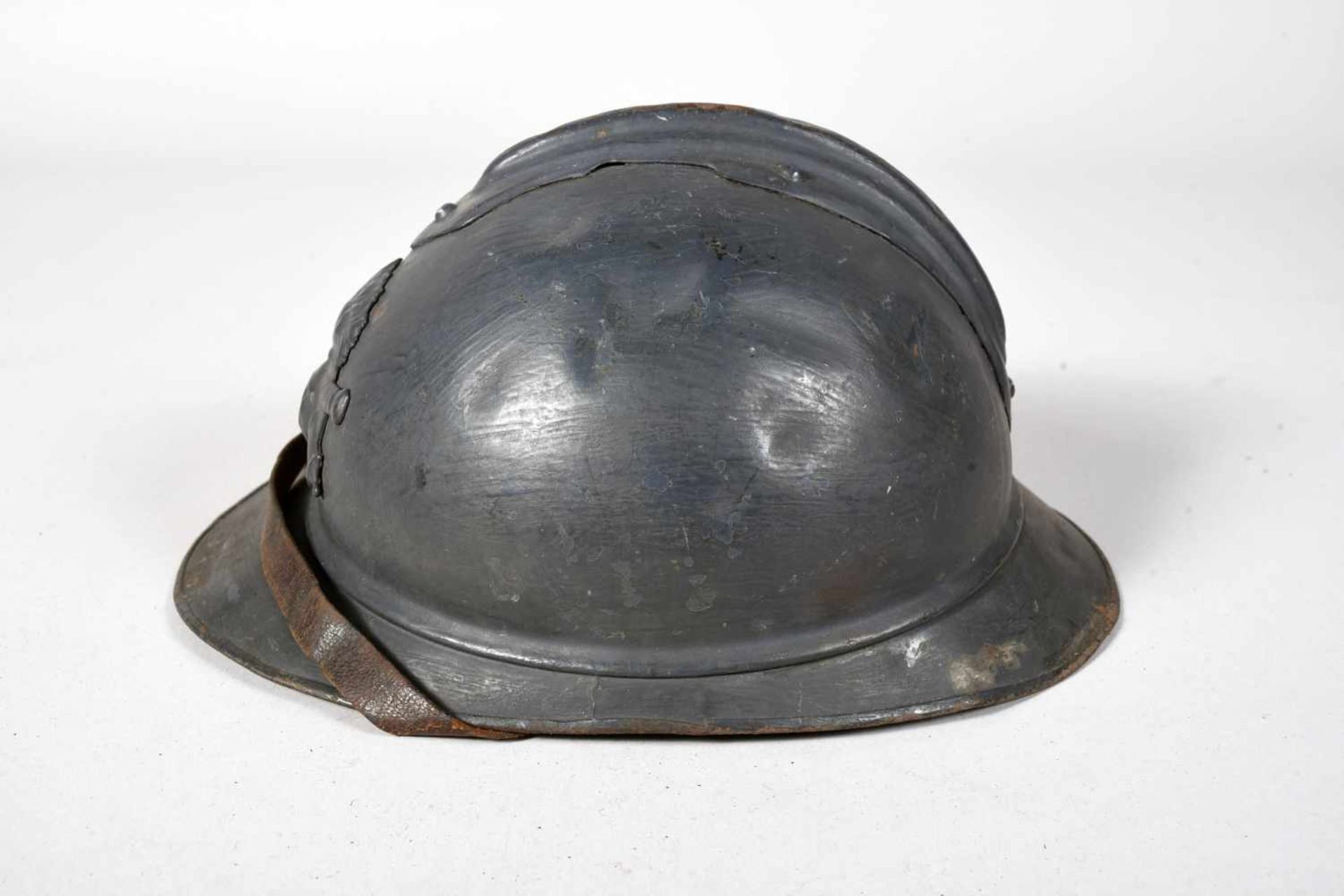 Casque Adrian 1915. Attribut de l’Artillerie. Belle peinture bleu d’usine recouverte d’une couche de - Bild 2 aus 4