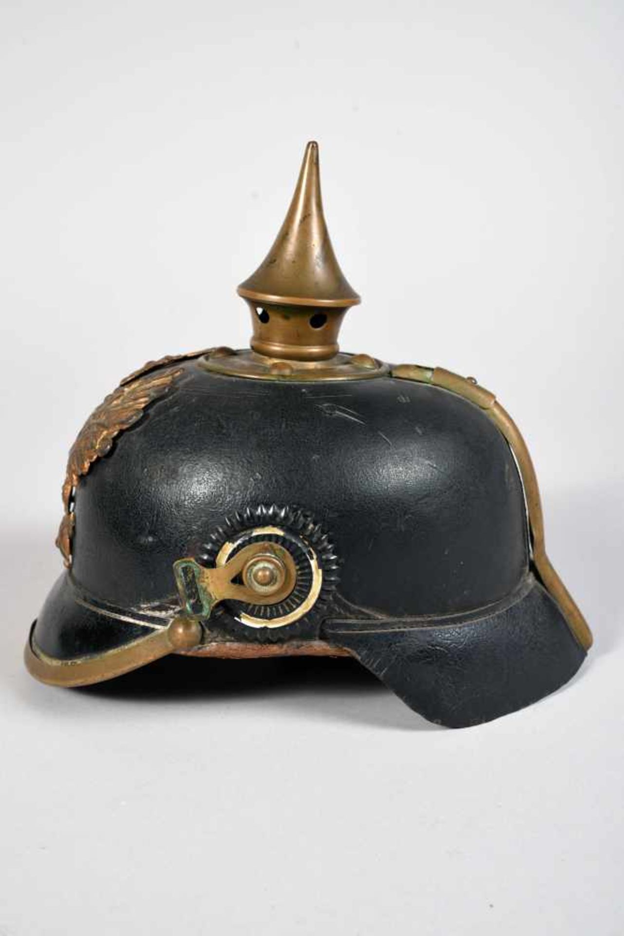 Prusse. Casque à pointe troupe mod 95 impacté. Bombe bien en forme présentant un impact rentrant par - Bild 2 aus 6