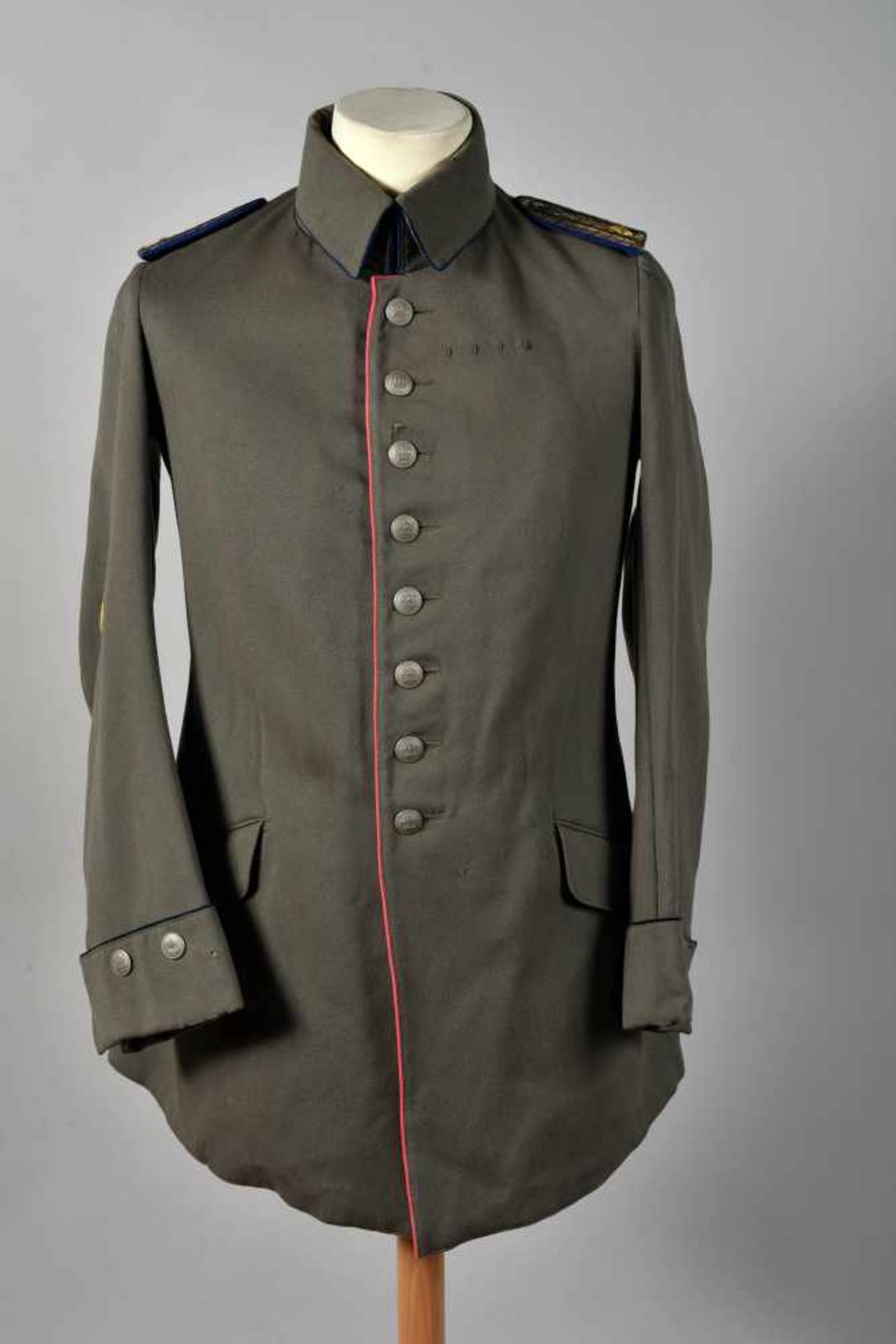 Waffenrock mod 1910 d'officier médecin (oberartz) prussien en drap fin feldgrau à collet et