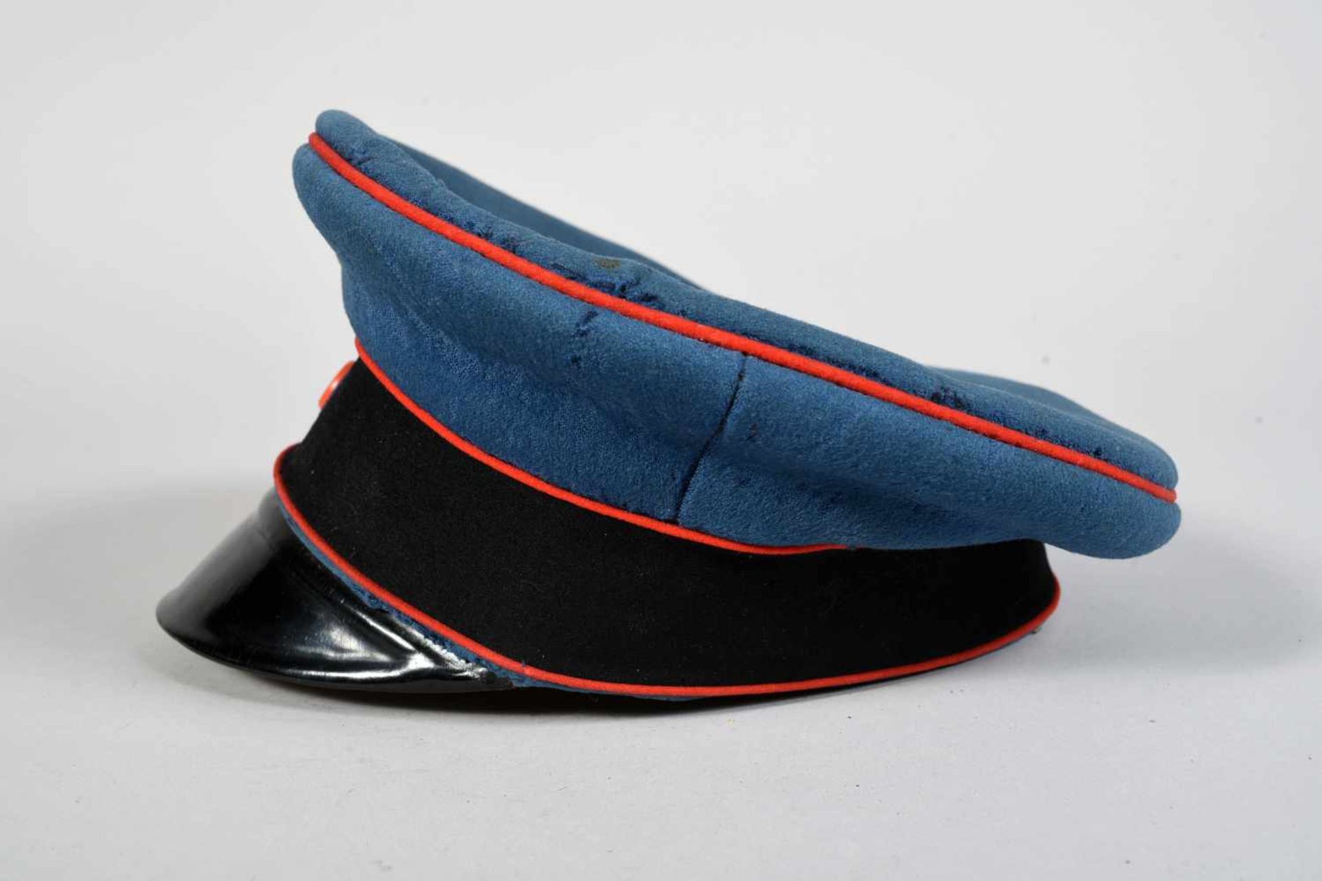 Oldembourg. Casquette d’officier d’artillerie, en drap bleu à bandeau noir et passepoil rouge, - Bild 2 aus 4