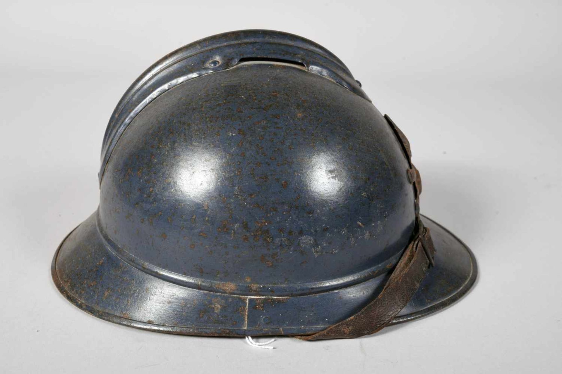 Casque Adrian 1915 Artillerie. Peinture bleu d’usine. Coque A. Tampon de fabricant (Roue dentée) - Bild 3 aus 4