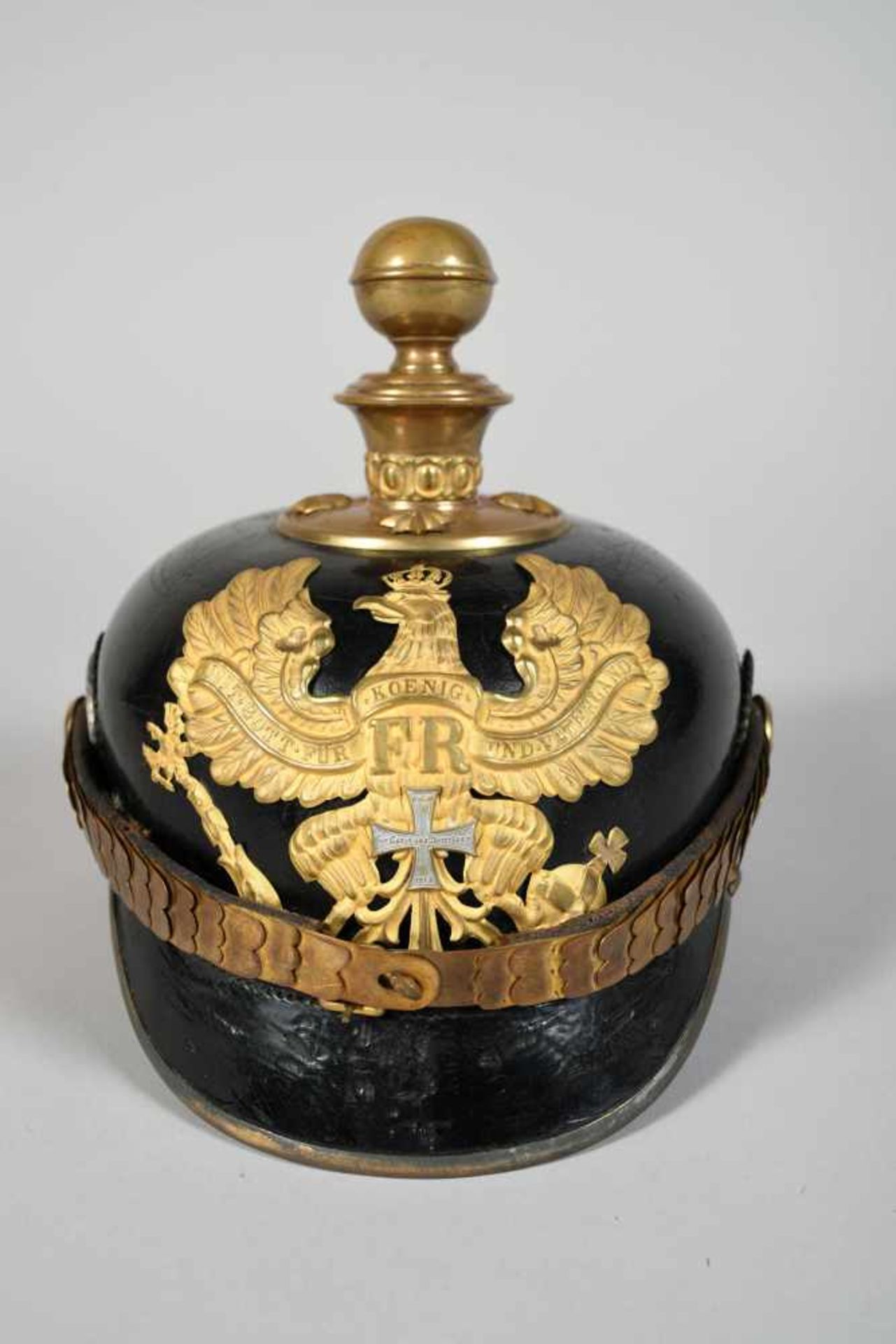 Prusse. Casque à boule d’officier d’artillerie. Belle bombe, le vernis un peu craquelé, jonc avant