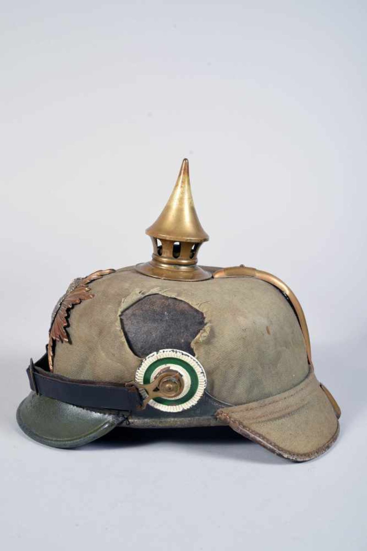 Saxe. Rare casque ersatz en cuir recouvert de toile roseaux, un accroc sur le côté gauche, visière - Bild 2 aus 4