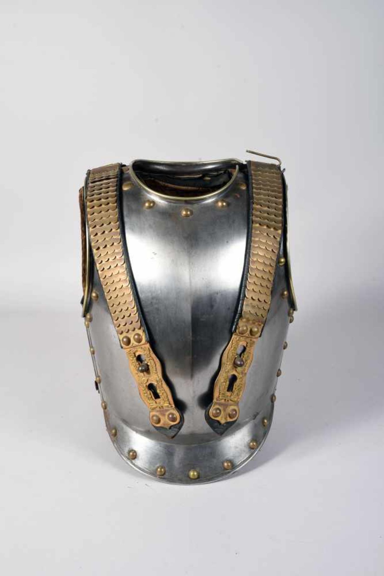 Prusse. Cuirasse d’officier de cuirassier. En acier joliment cintrée, rivets en laiton, bretelle à