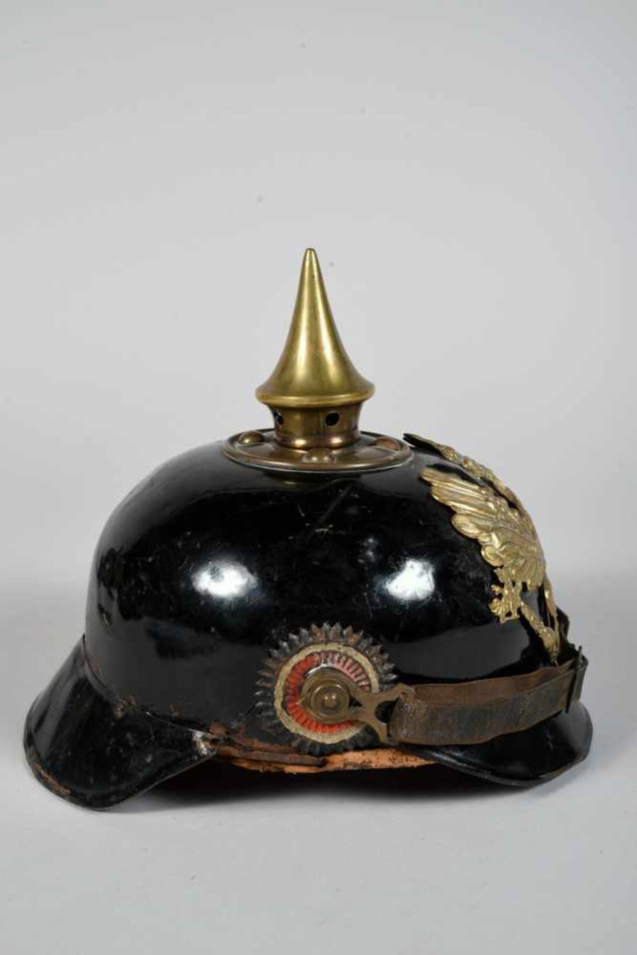 Prusse. Casque à pointe troupe ersatz en tôle. Bombe laquée noire avec quelques petits chocs, - Bild 3 aus 5