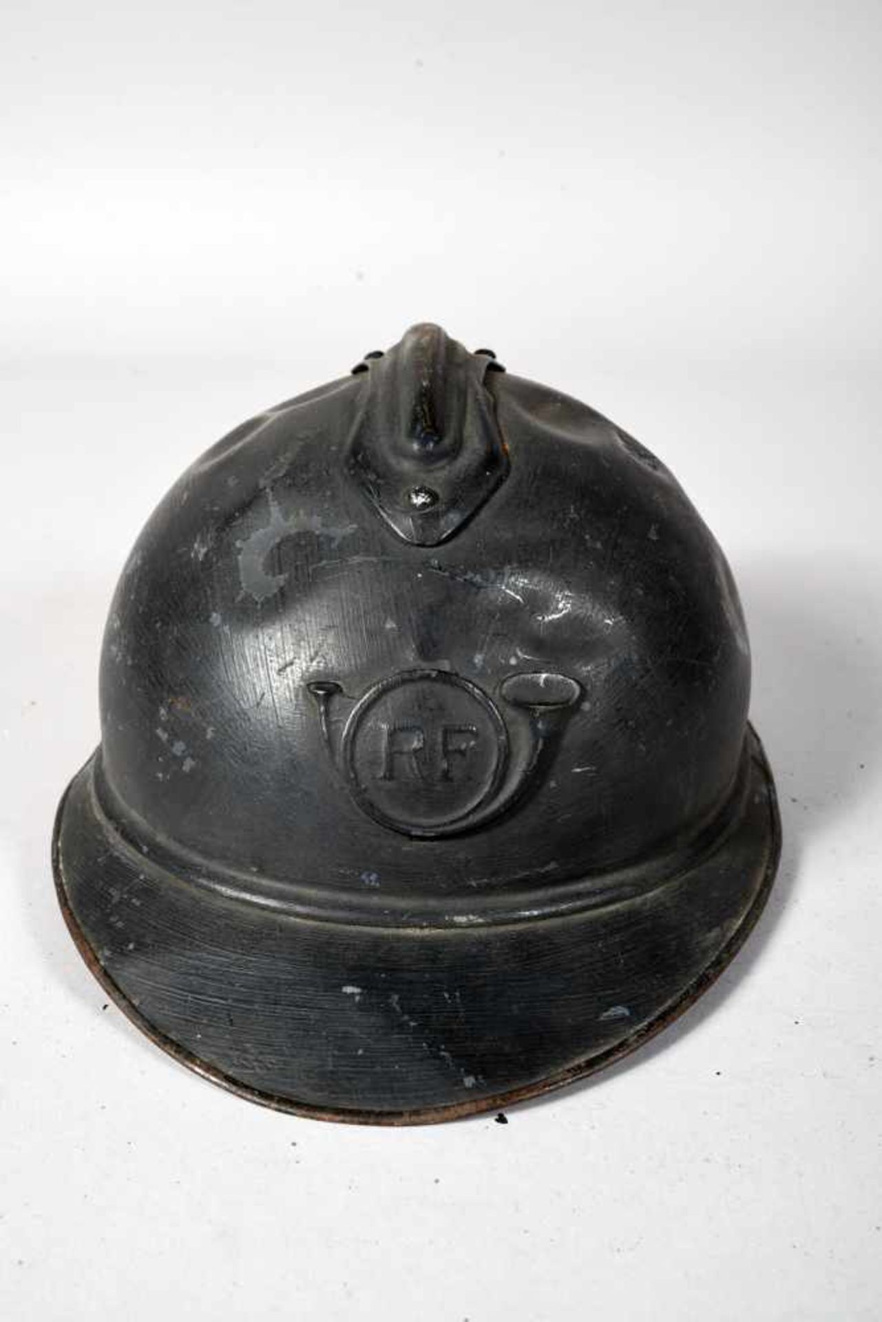 Casque Adrian 1915. Attribut de Chasseur. Peinture bleu d’usine recouverte d’une couche de