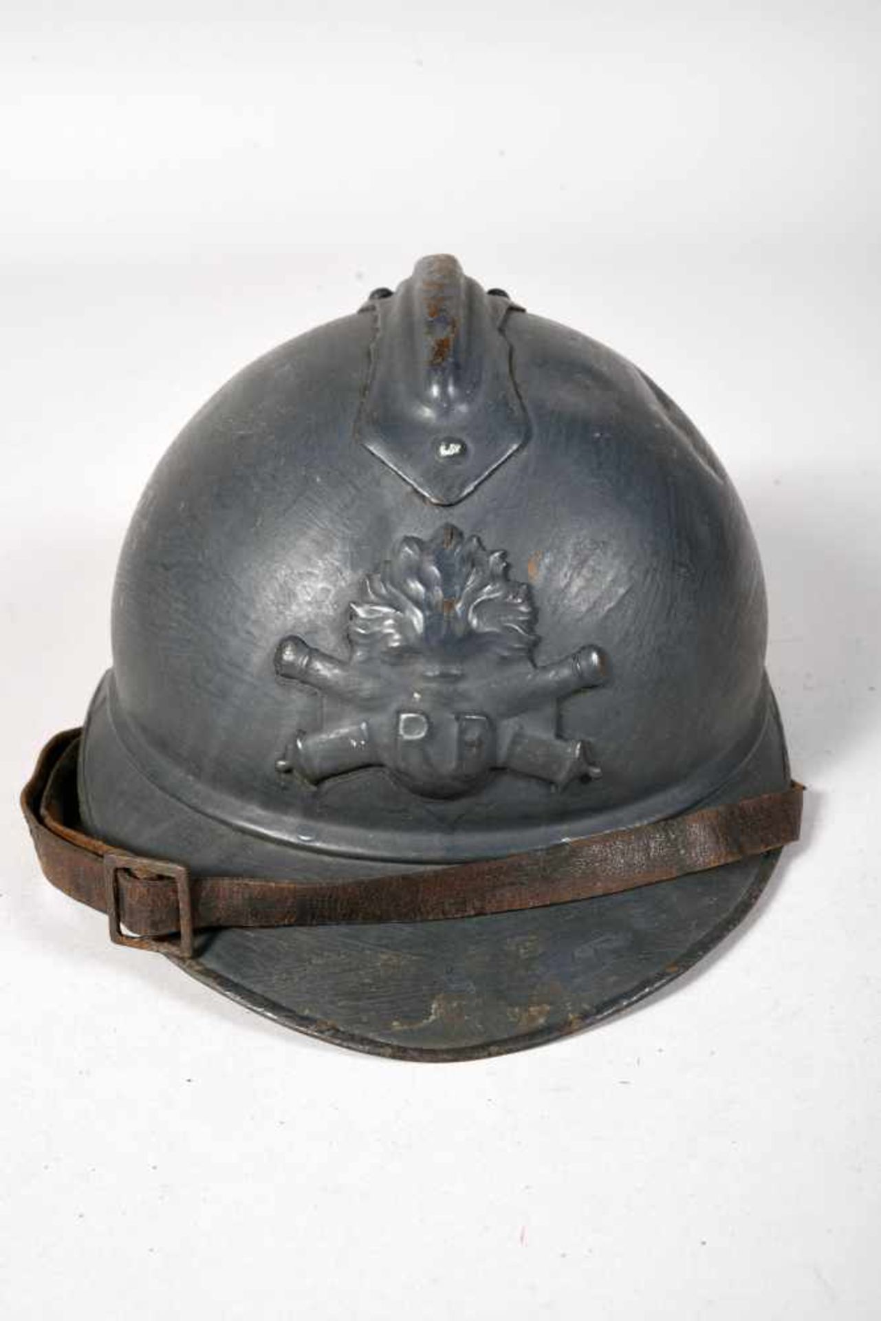 Casque Adrian 1915. Attribut de l’Artillerie. Belle peinture bleu d’usine recouverte d’une couche de