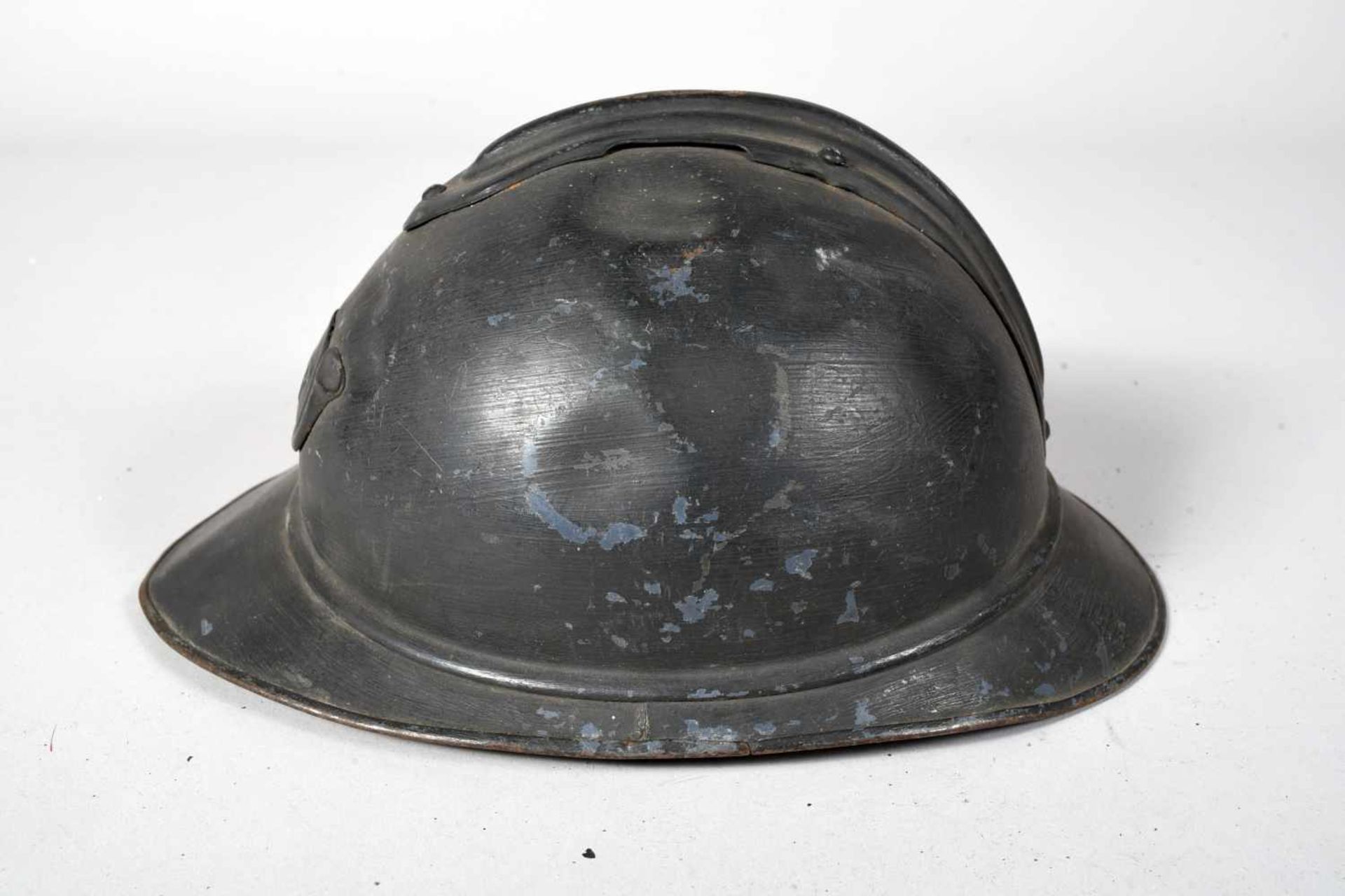 Casque Adrian 1915. Attribut de Chasseur. Peinture bleu d’usine recouverte d’une couche de - Bild 2 aus 4