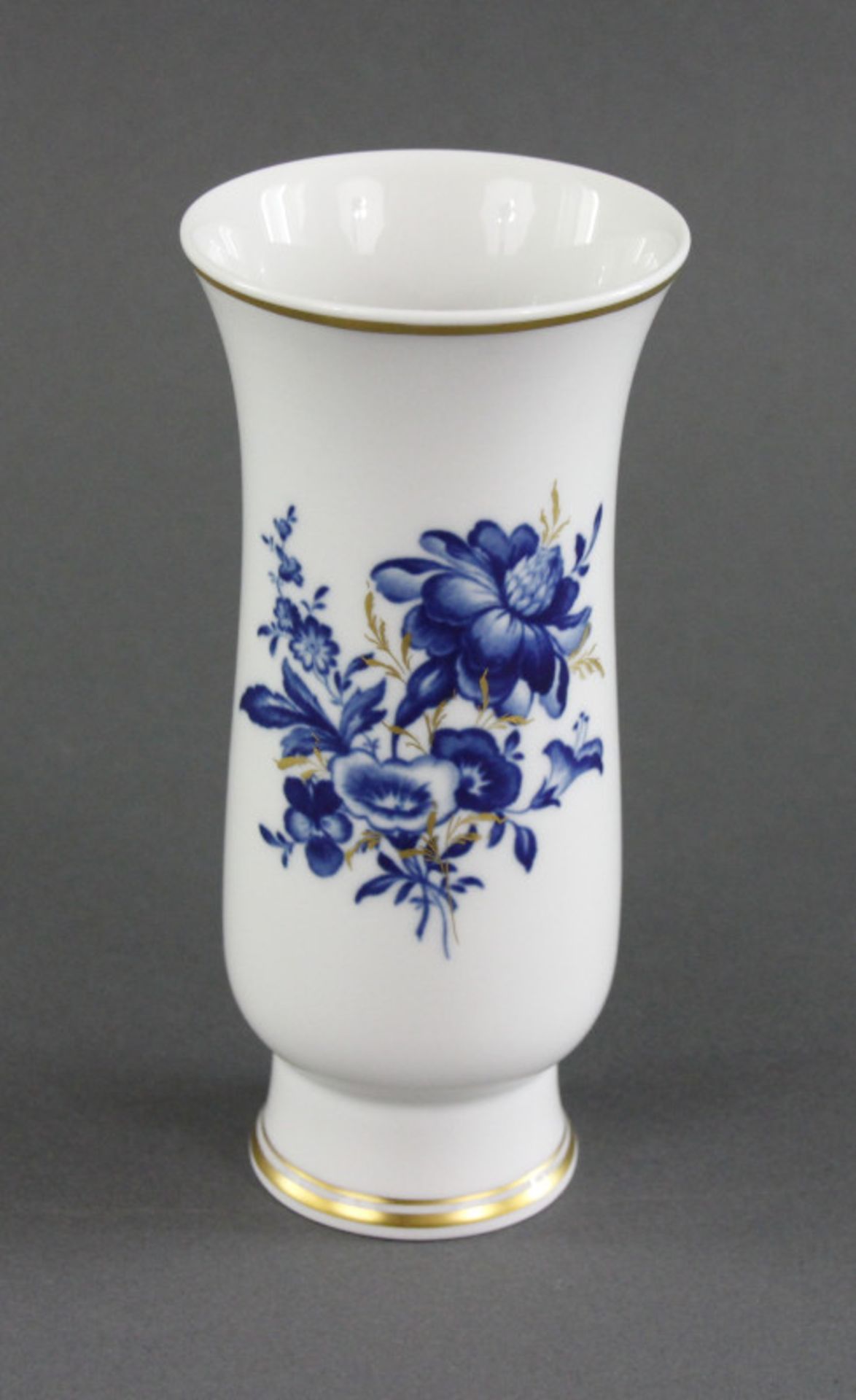 Vase der Manufaktur Meissen, "Blaue Blume mit Insekten u. Goldrand", 20. Jhd.blaue Schwertermarke