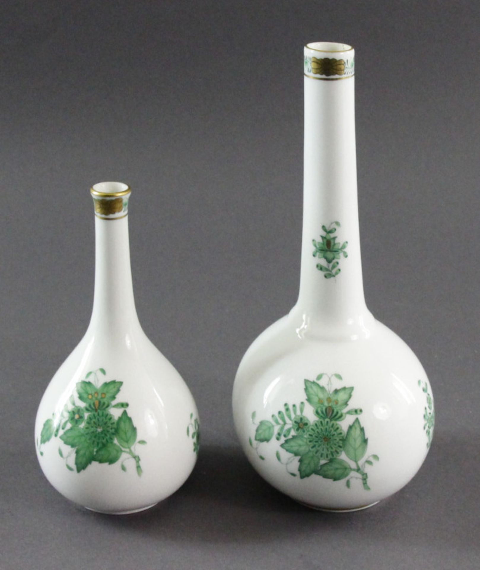 2 Enghalsvasen der Porzellanmanufaktur Herend, "Apponyi grün", 20. Jahrhundertguter Zustand, Höhe: