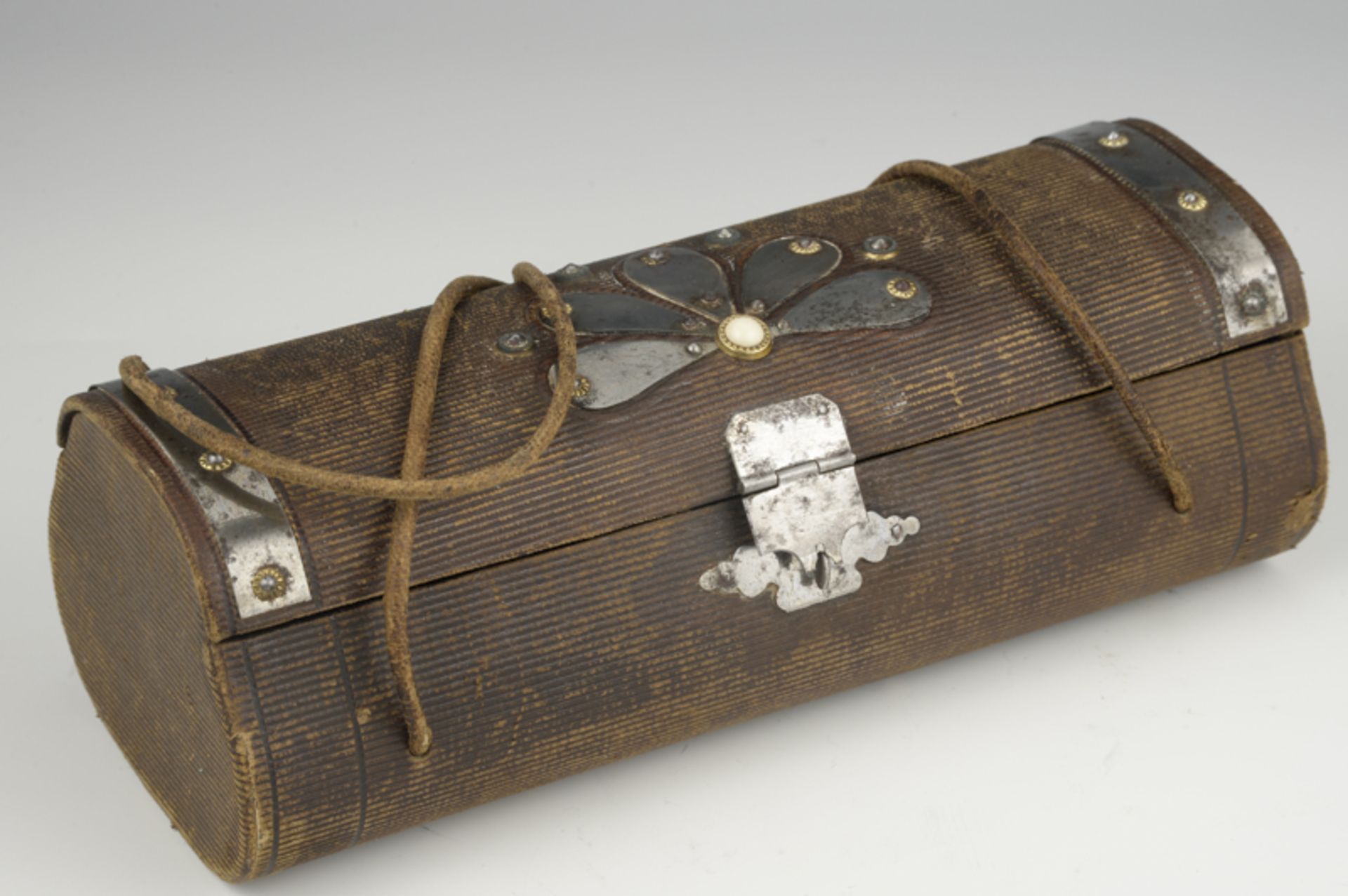 Seltene Kindertasche, (wohl Griffeltasche), aus Pappmache, um 1900Verschluß und Aplikationen -