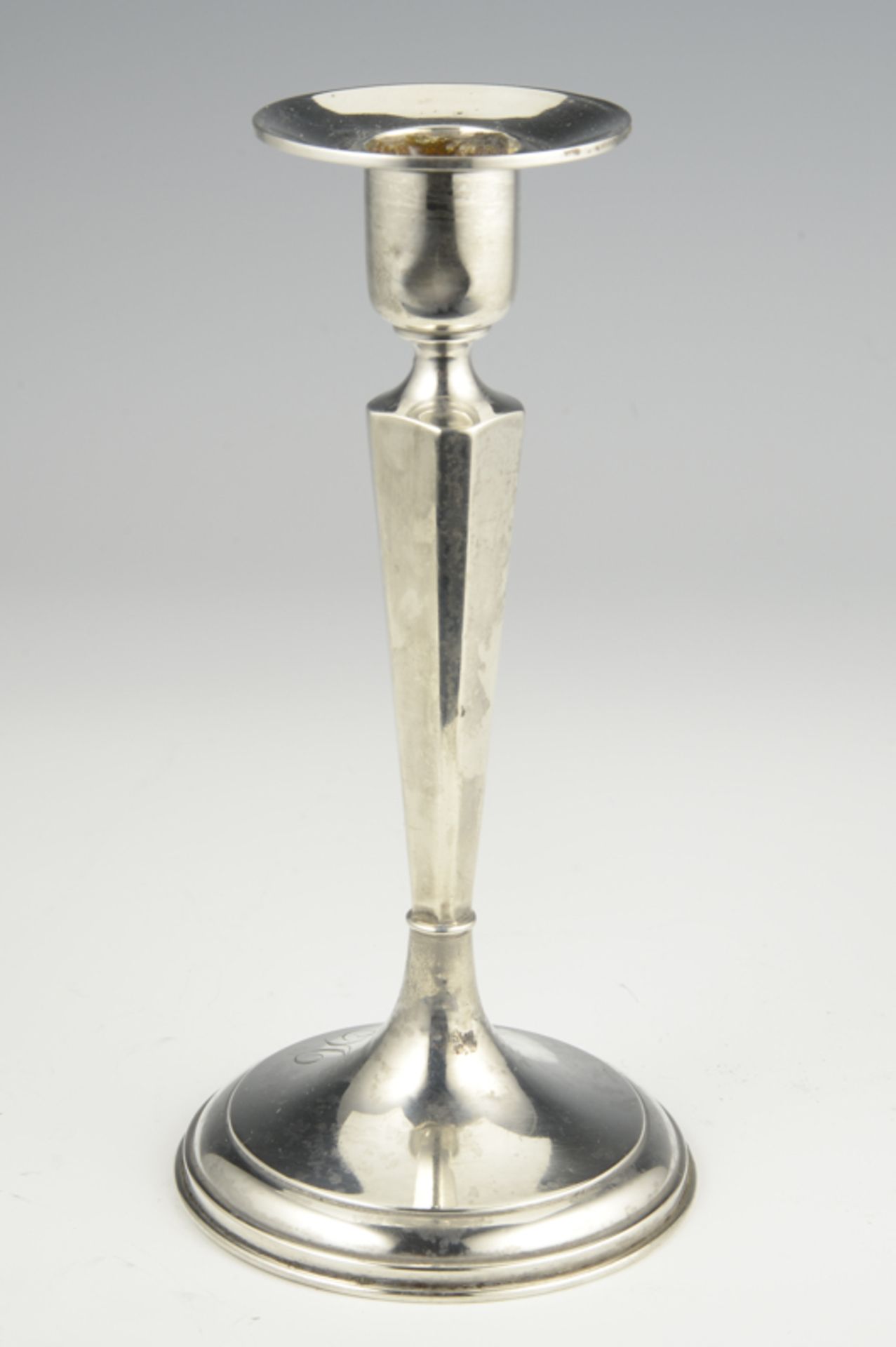 Art Deco Kerzenleuchter aus 925er Silber, 1. H. 20. Jhd., Gewicht ca.: 139gr.Fuß mit Monogramm "