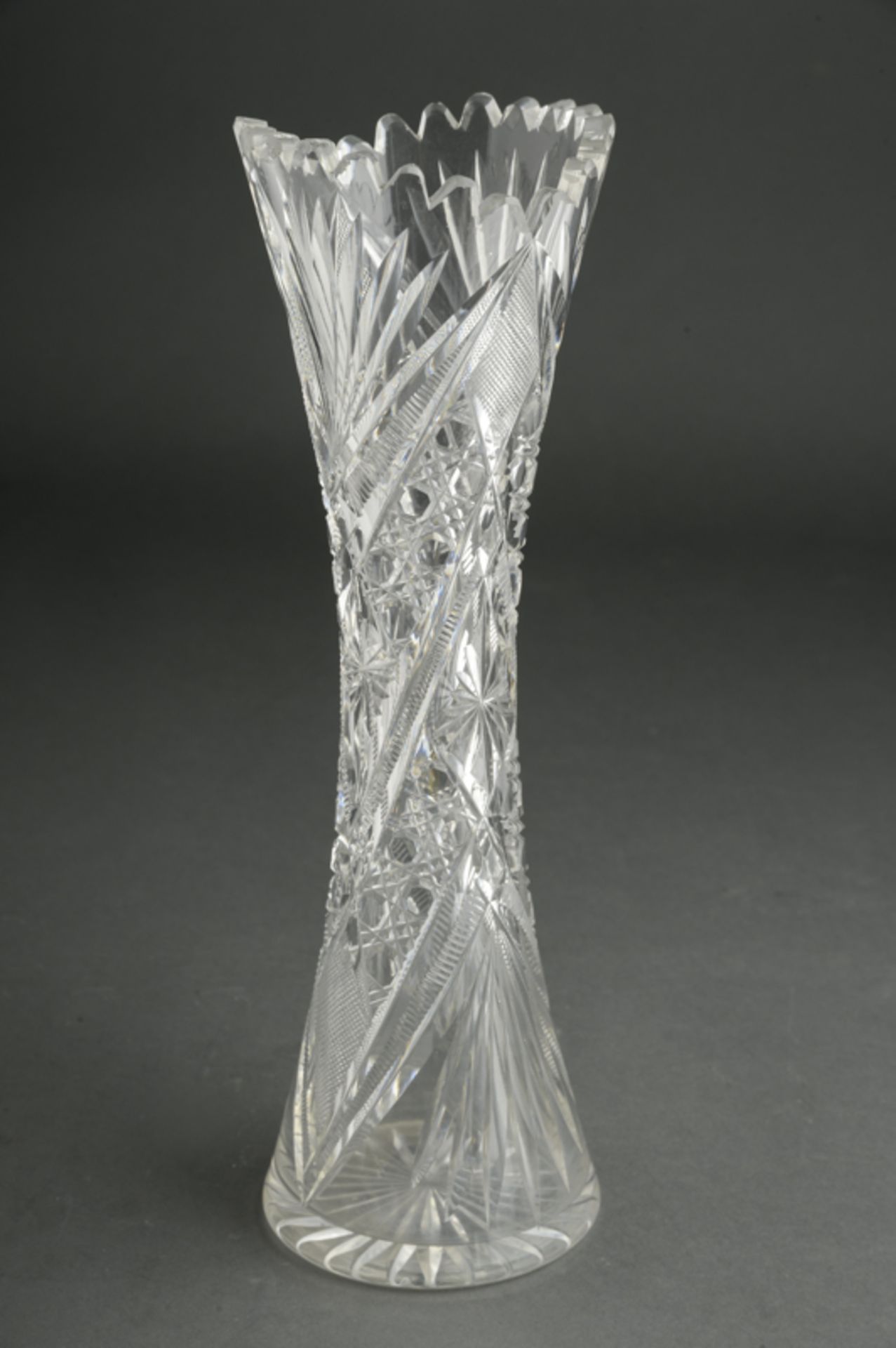 Kristallvase mit Tiefenschliff, 20. Jhd.guter Zustand, Höhe ca.: 30cm