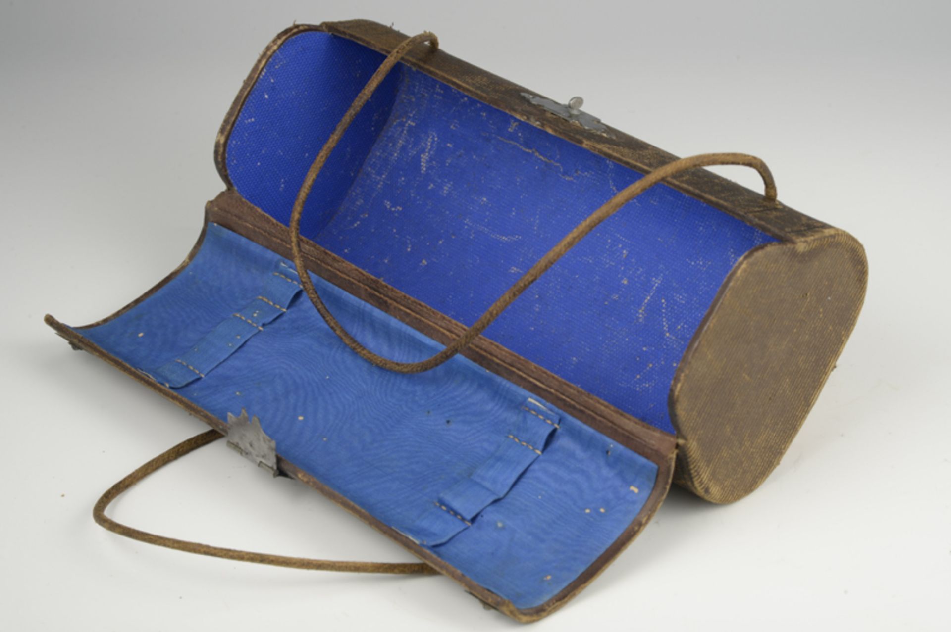 Seltene Kindertasche, (wohl Griffeltasche), aus Pappmache, um 1900Verschluß und Aplikationen - - Bild 2 aus 2