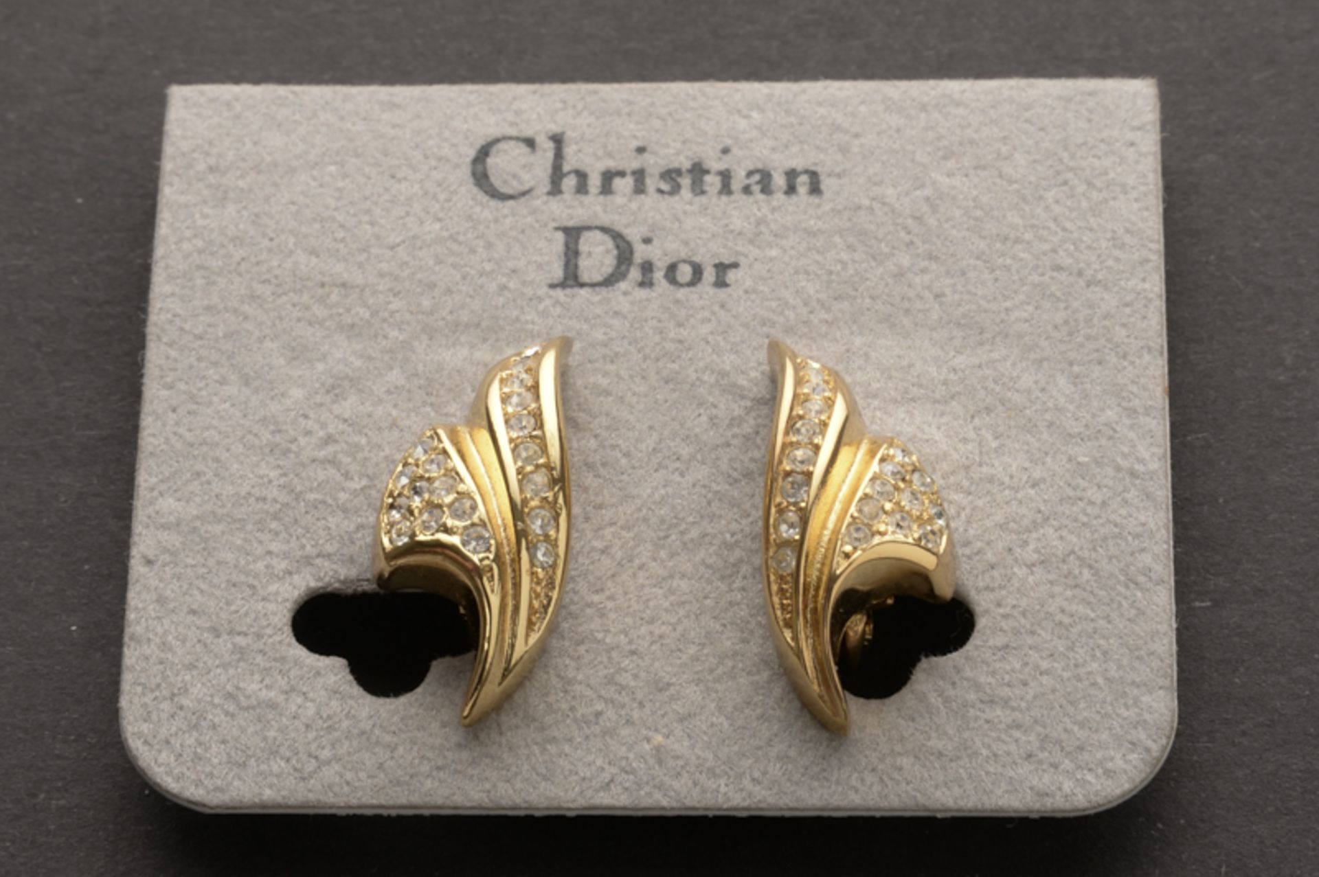 1 Paar goldfarbene leicht fächerförmige Ohrclipse von Christian Dior, Paris, 20. Jhd.mit klaren