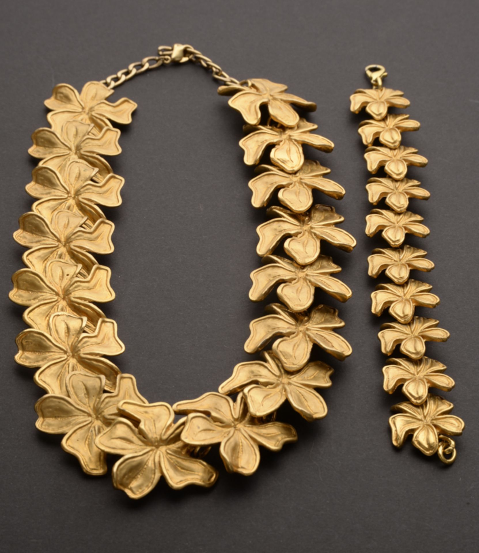 Blüten-Collier mit Armband, goldfarben der Manufaktur Venturina, Paris, 20. Jhd.plastisch geförmte