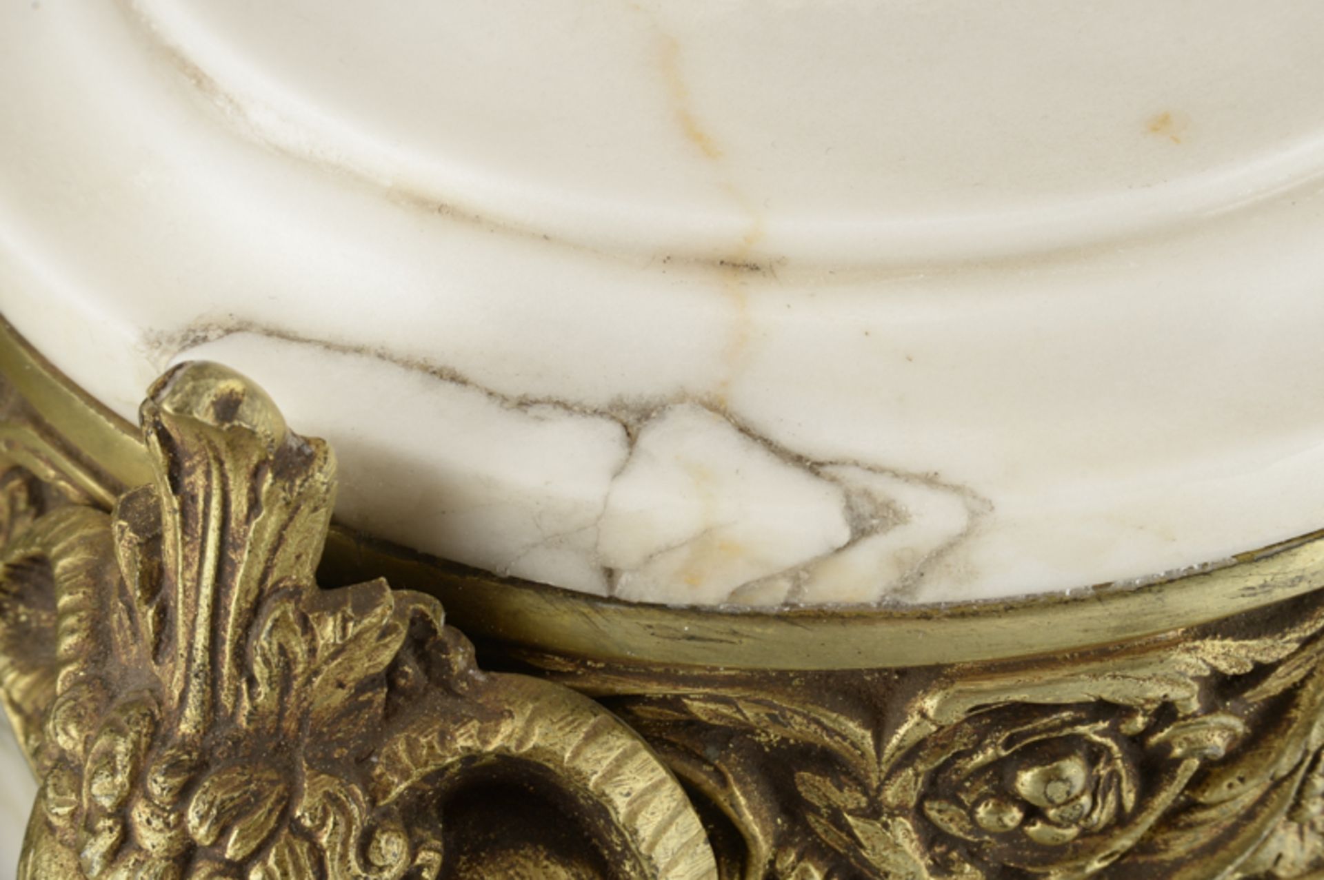 1 Paar Cassolette Vasen, Marmor mit goldpatinierten Bronzeappliken, Frankreich, 2. H. 19. Jhd. - Bild 4 aus 4
