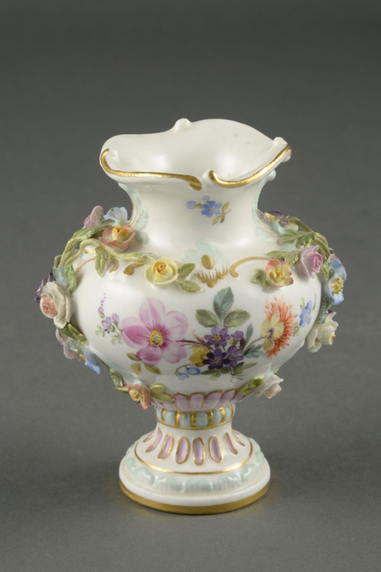 Ziervase der Manufaktur Meissen, um 1850Handbemalt mit Figuren im Inselstil, rundum belegt mit - Bild 2 aus 4