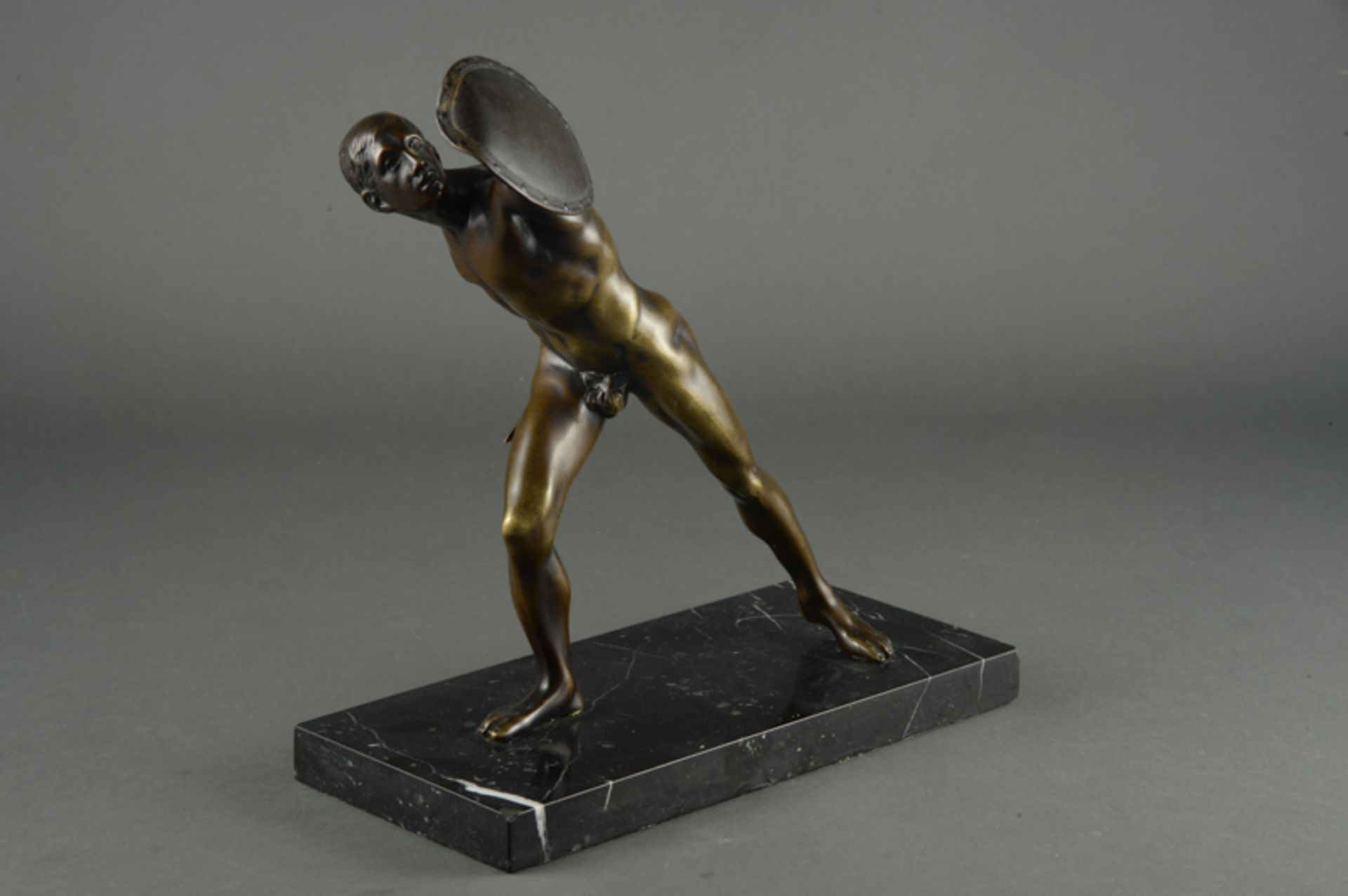 Bronze-Skulptur auf viereckigem Marmorsockel - "Gladiator mit Schwert und Schild", um 1900originaler