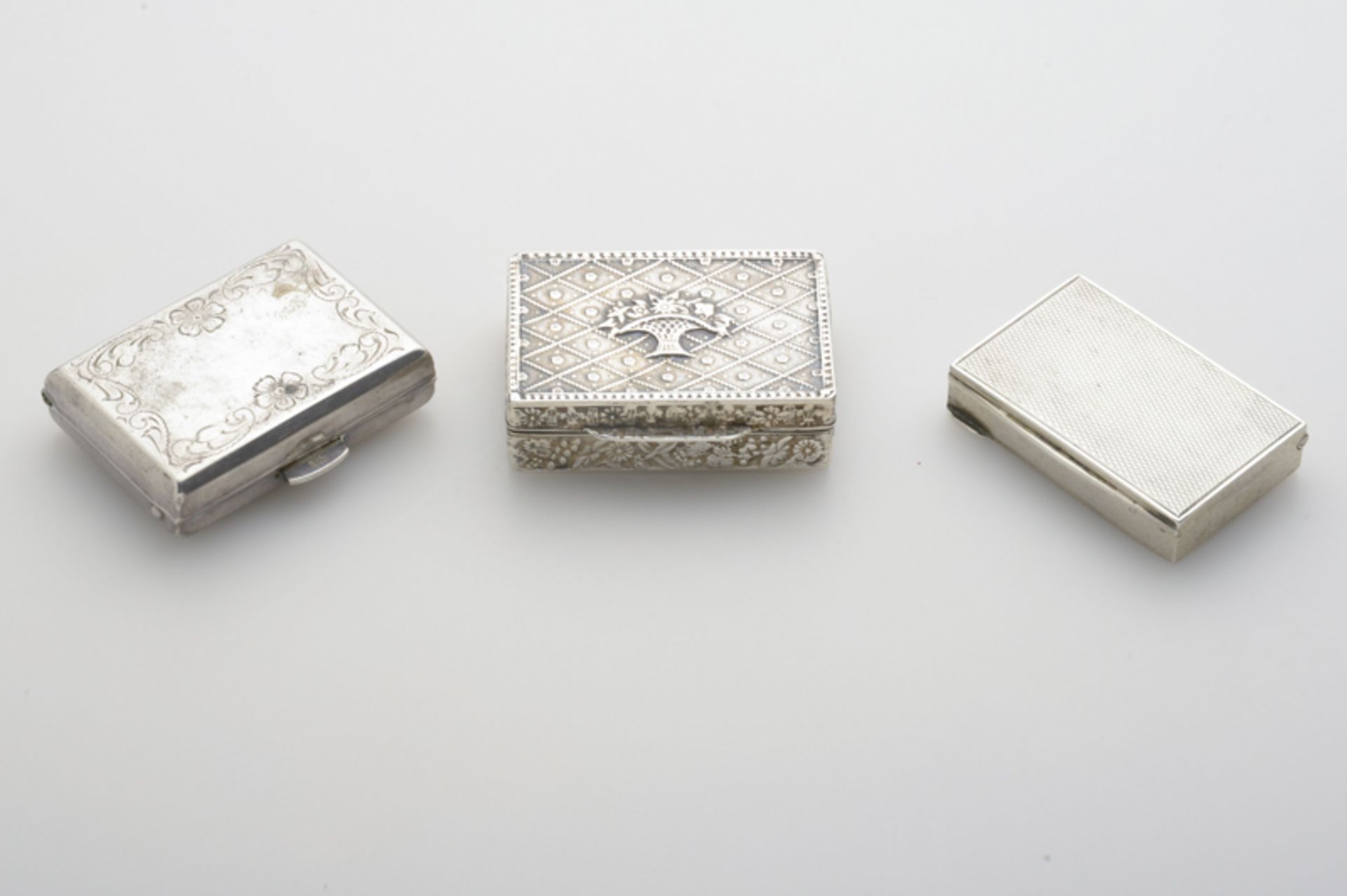 3 eckige Pillendosen aus 835er und 925er Silber, 20. Jhd., Gesamtgewicht ca.: 57gr.2 Dosen aus