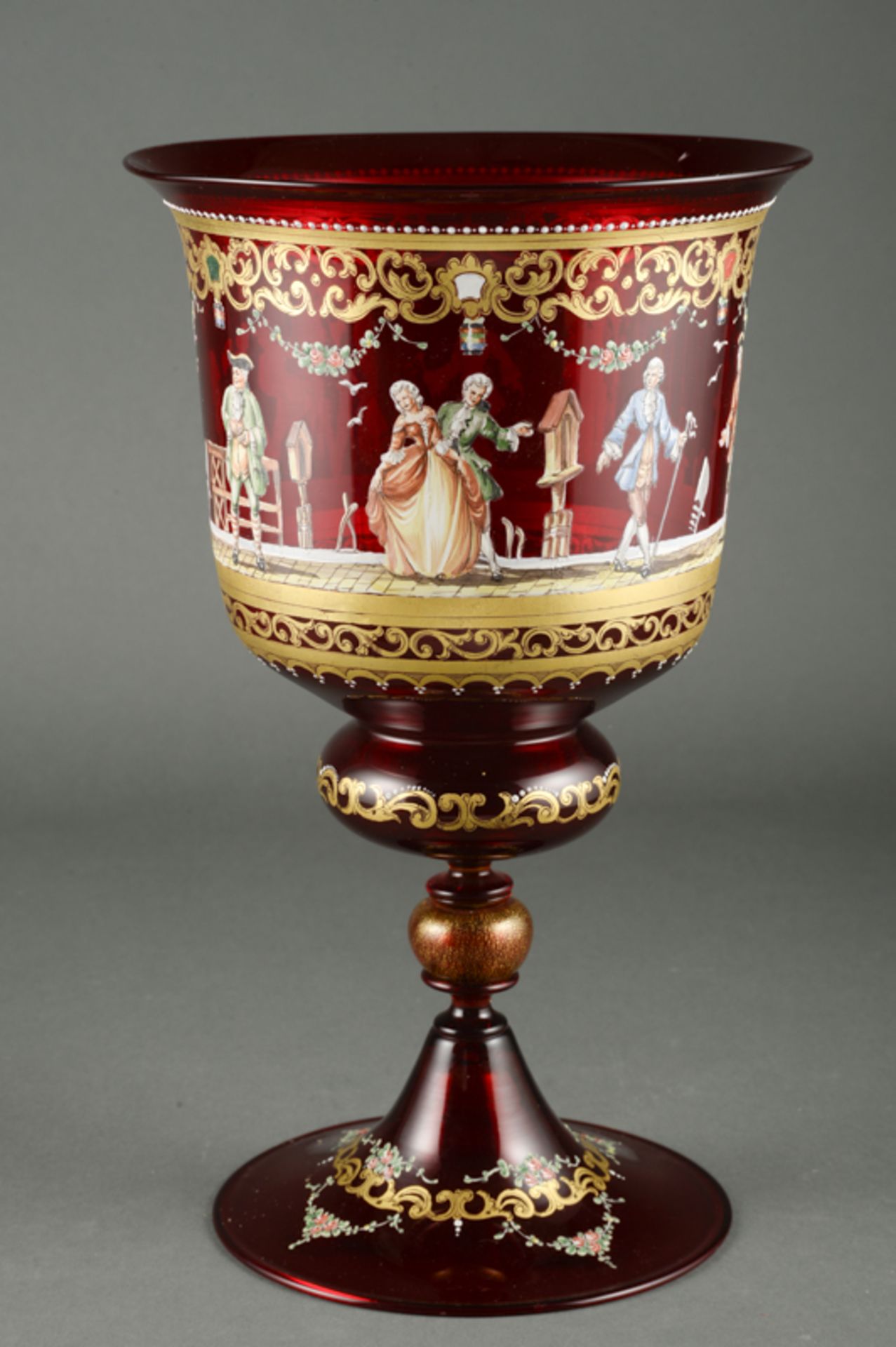 Prunkpokal der Glasmanufaktur Murano, rotes Glas mit Ornamenten des Rokoko, um 1850leicht - Bild 2 aus 2