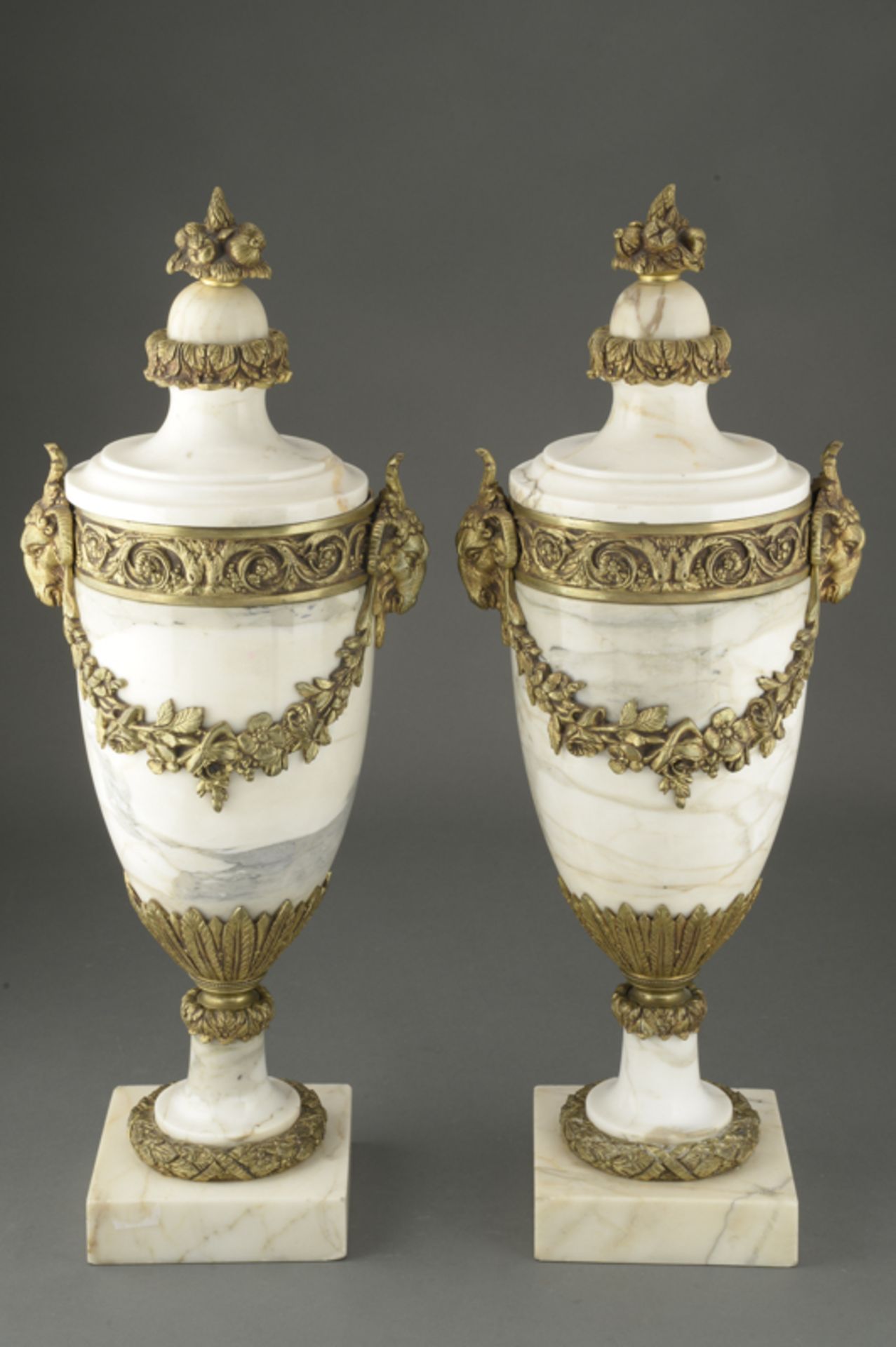 1 Paar Cassolette Vasen, Marmor mit goldpatinierten Bronzeappliken, Frankreich, 2. H. 19. Jhd.