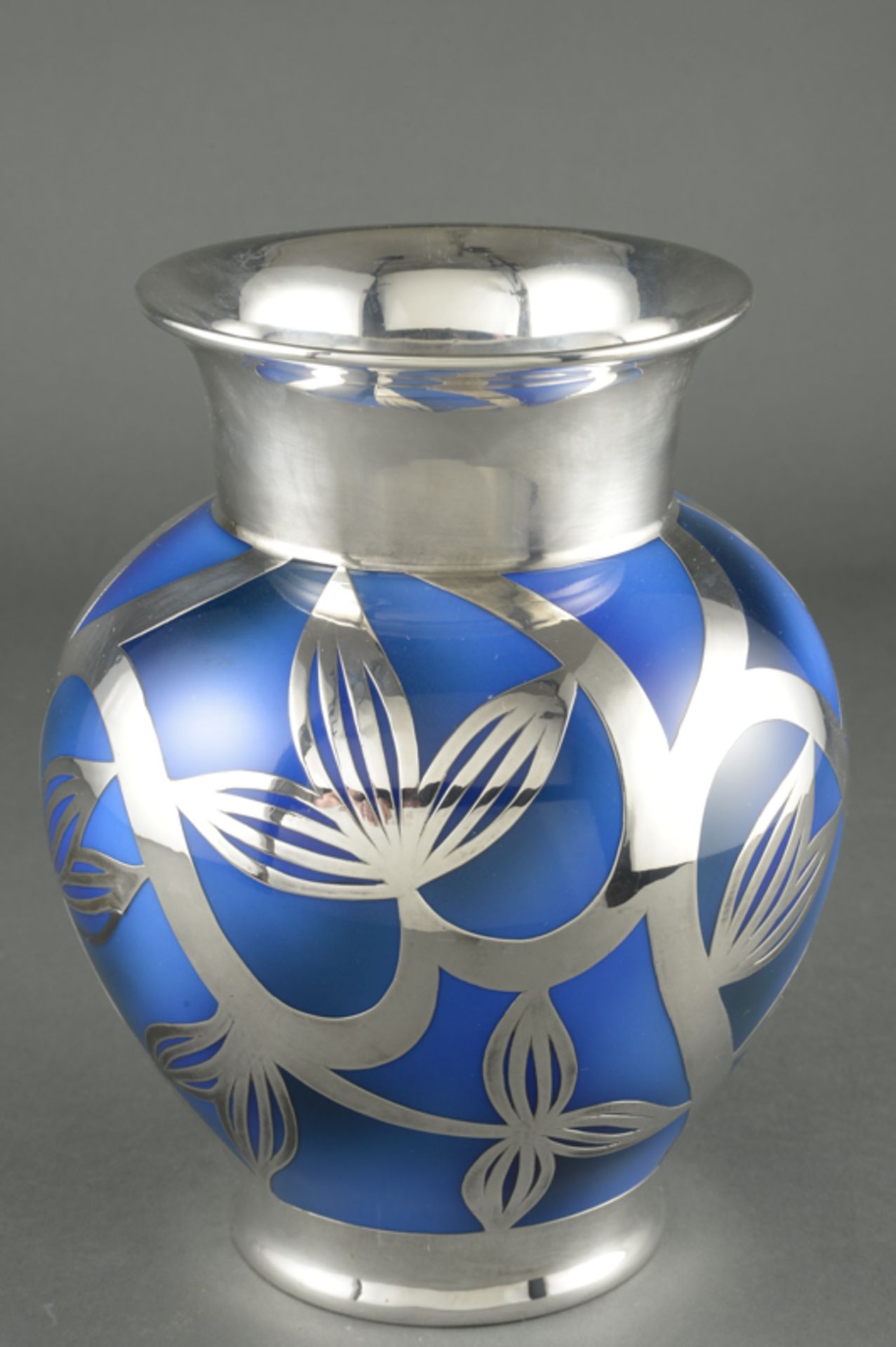 Friedrich Wilhelm Spahr (1900 - 1945) - Silveroverlay Vase, blauer Fond, um 1920im Boden gepunzt "