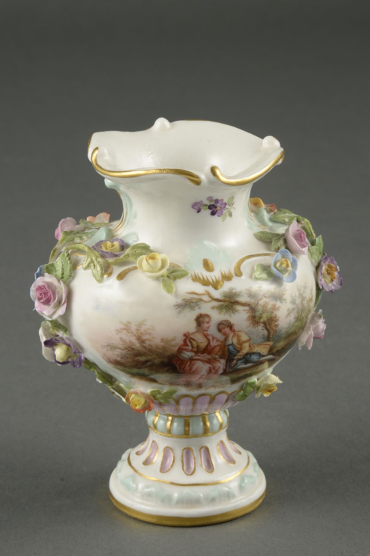 Ziervase der Manufaktur Meissen, um 1850Handbemalt mit Figuren im Inselstil, rundum belegt mit