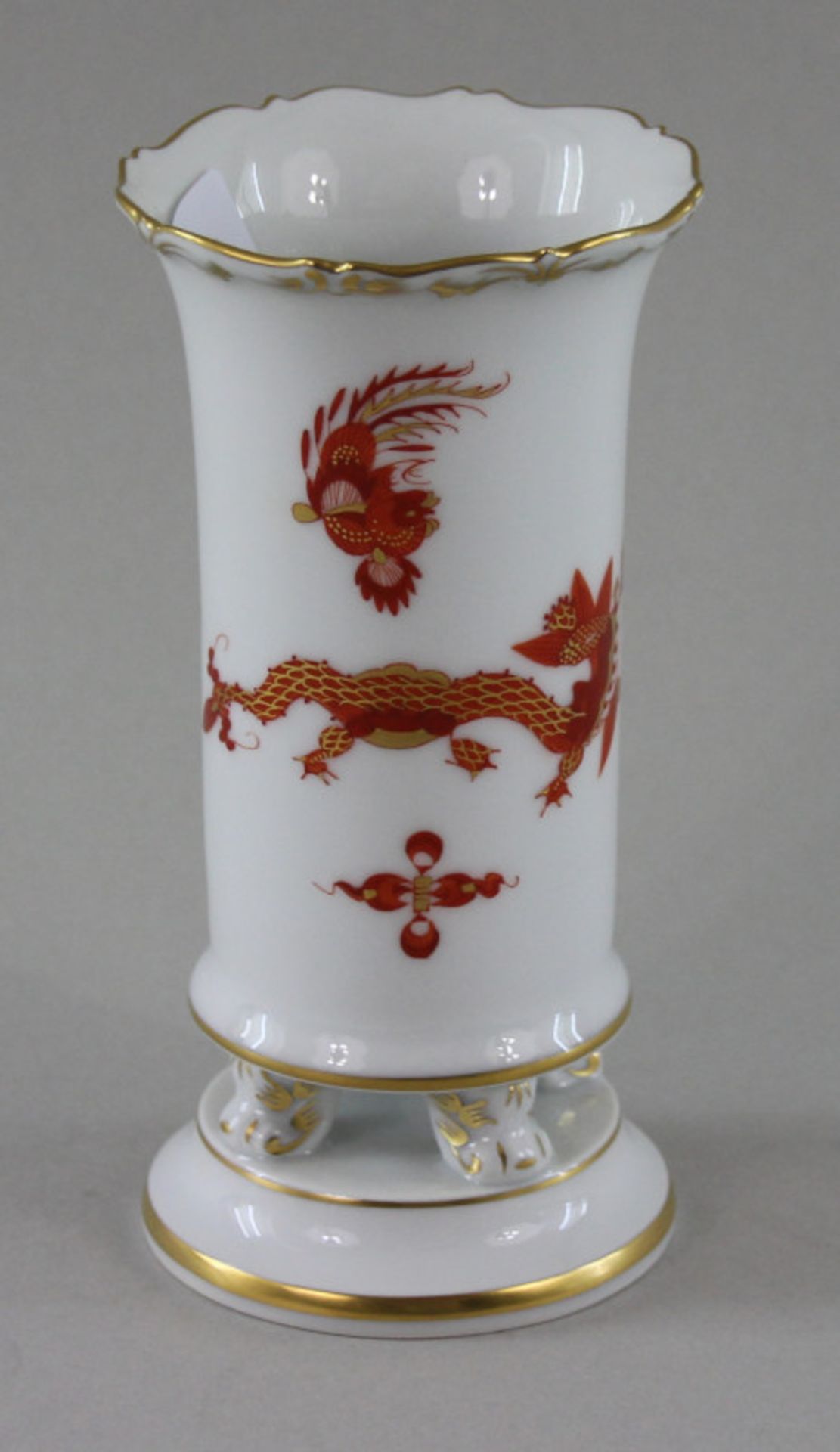 Vase der Manufaktur Meissen, "Reicher Hofdrache, Korallenrot", 20. Jhd.blaue Schwertermarke