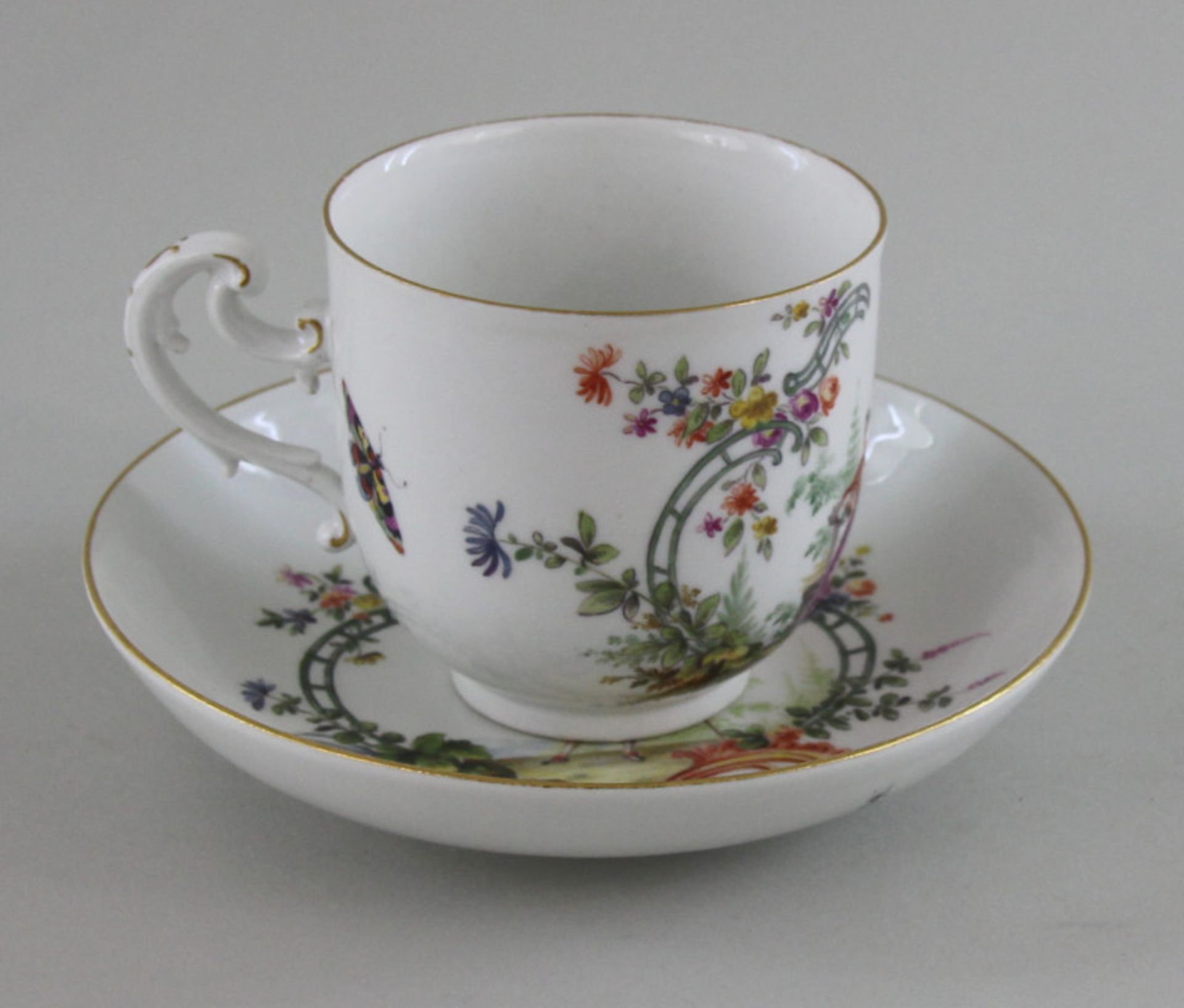 Bechertasse auf Untertasse der Manufaktur Meissen, "Rokokoszenerien", um 1740/45Tasse mit - Bild 3 aus 4