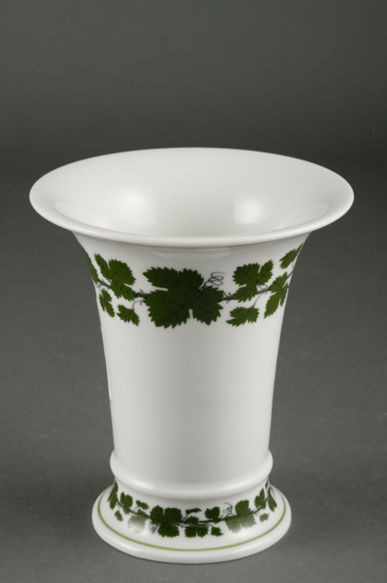 Vase der Porzellan-Manufaktur Meissen "Weinlaub", I Wahlguter Zustand, Höhe ca.: 13,5cm