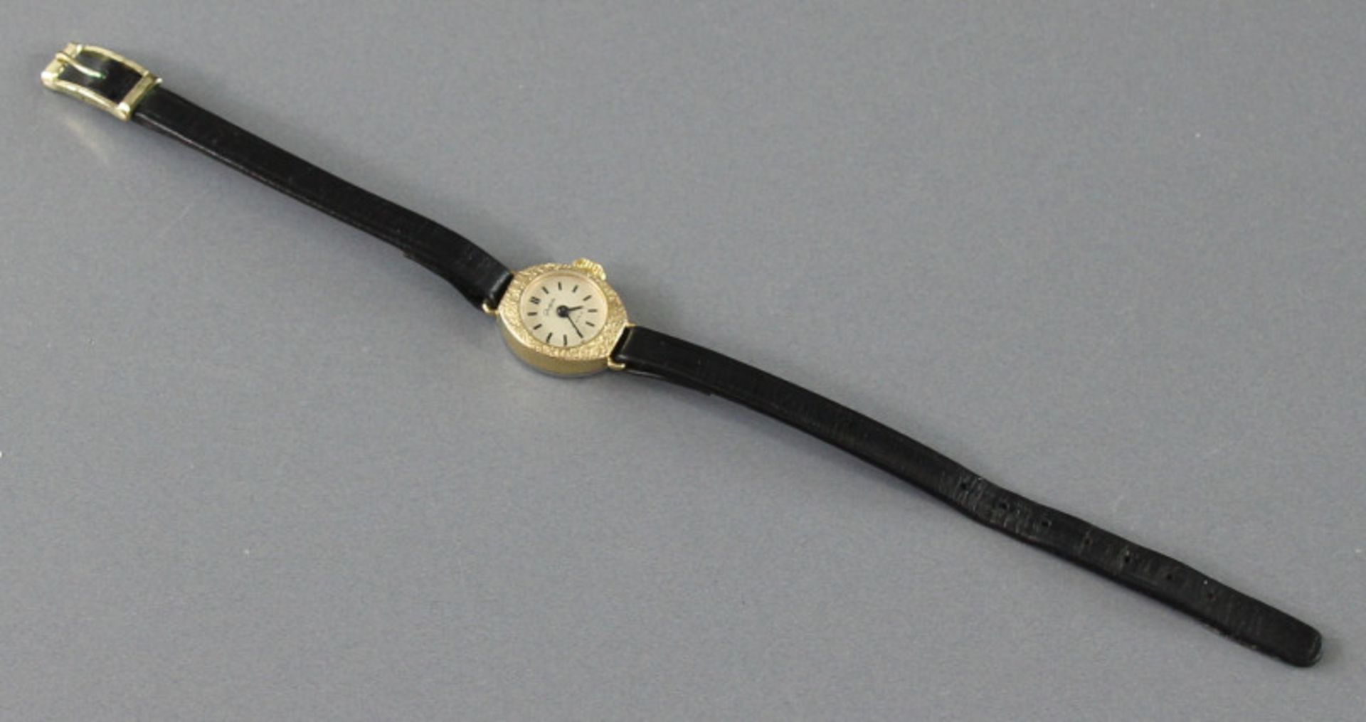 Damenarmbanduhr der VEB Glashütter Uhrenbetriebemit schwarzem Lederarmband, auf dem Ziffernblatt - Bild 2 aus 3