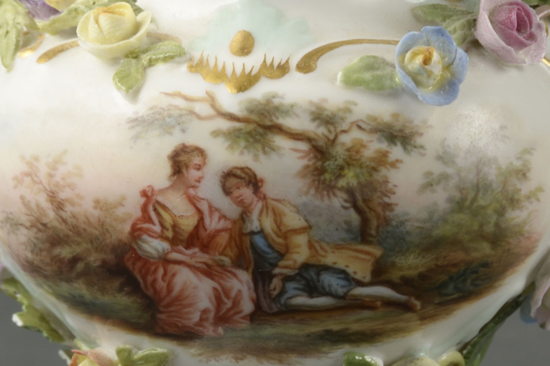 Ziervase der Manufaktur Meissen, um 1850Handbemalt mit Figuren im Inselstil, rundum belegt mit - Bild 3 aus 4