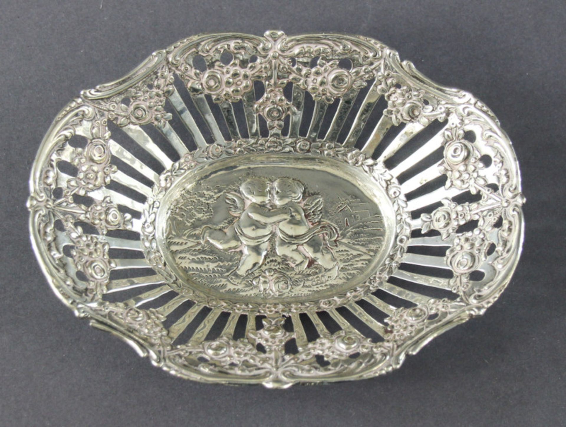 Ovale Schale aus 830er Silber, 20. Jhd., Gewicht ca.: 52gr.durchbrochen gearbeitete Wandung, im
