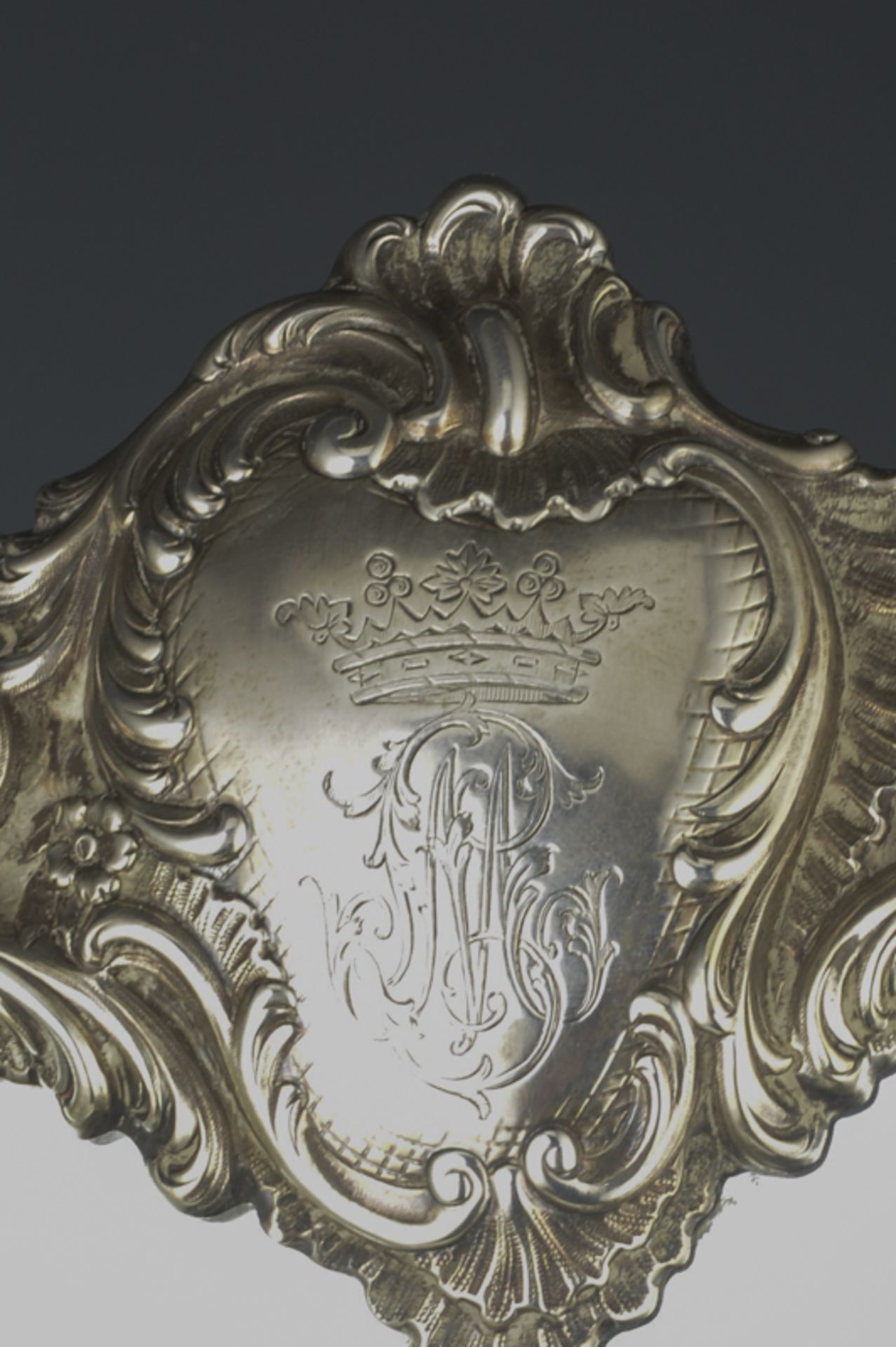 Tischspiegel mit 950er Silberrahmen, bekrönt mit Rocaillen Kartusche und Schild mit legiertem - Bild 2 aus 3