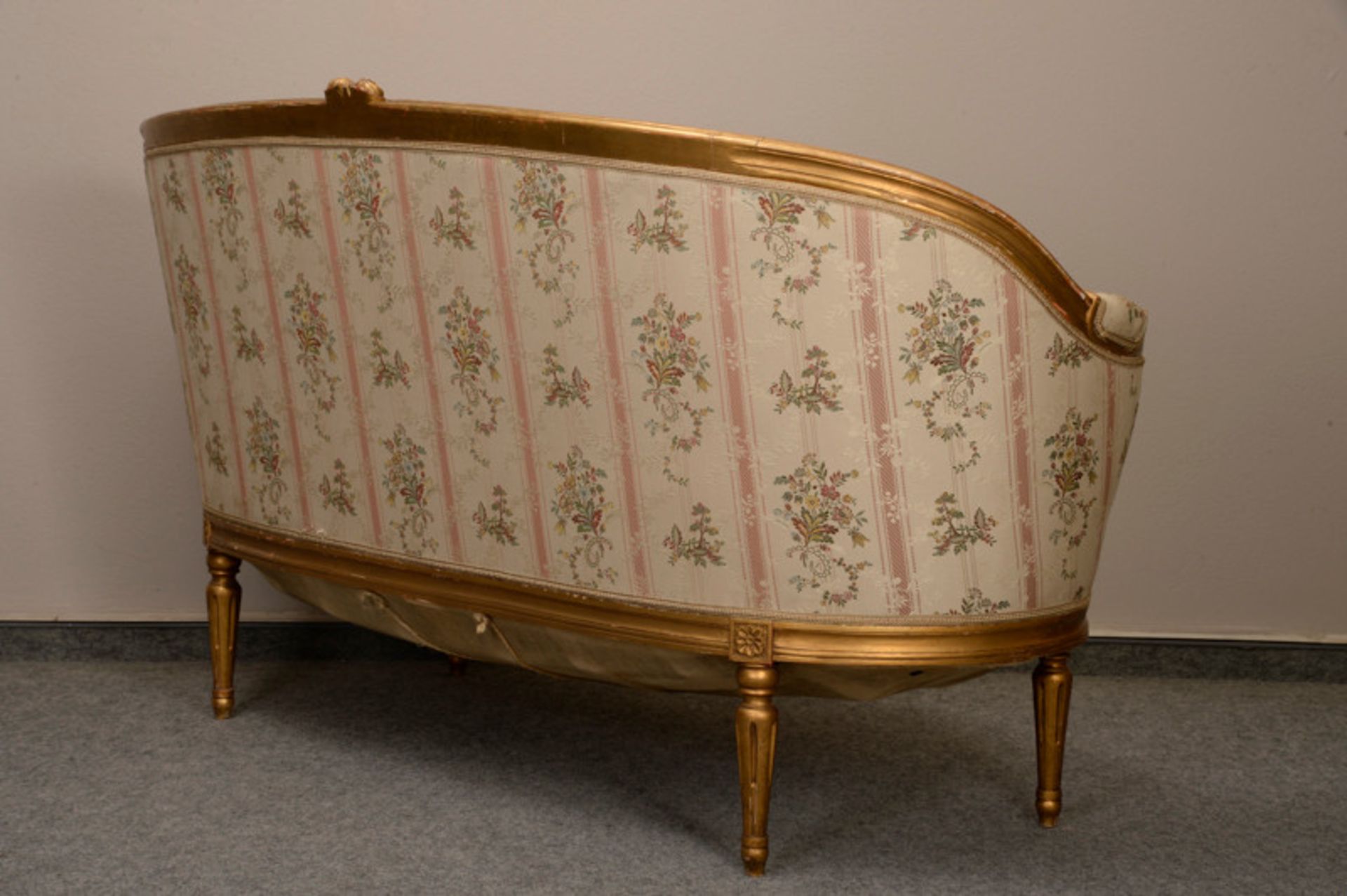 Salonsofa im Rokokostil, 2. H. 19. Jhd.alte Goldfassung, beige/rosefarben gestreifter Seidenbezug - Bild 2 aus 2