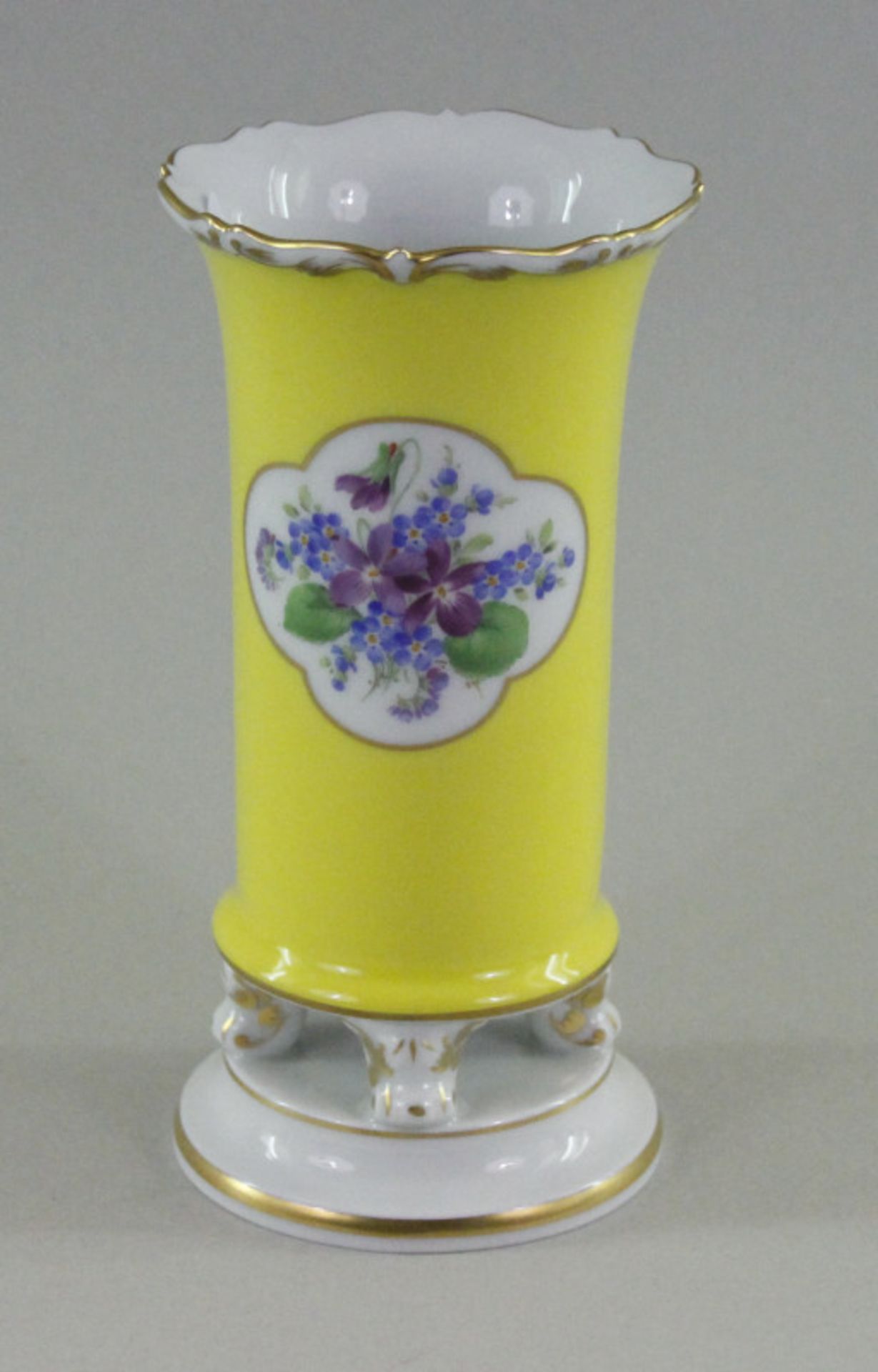 Vase der Manufaktur Meissen, "Kaisergelb mit Blumenbukett"auf 4 Füßen, blaue Schwertermarke