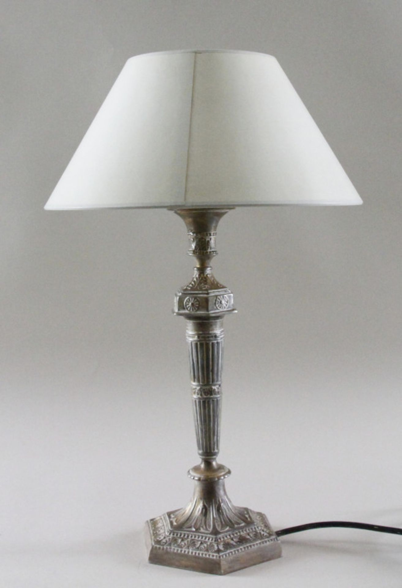Tischlampe mit Zinnleuchter Fuß, creme/gold gewischt, um 19201-flammig elektrifiziert,