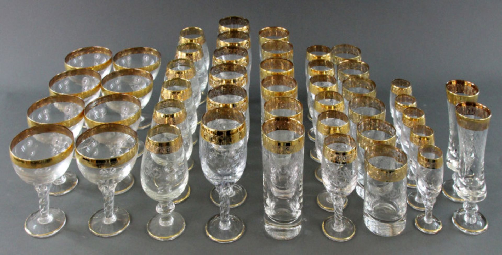 Konvolut von 45 Gläsern mit florentinisch graviertem Goldrand, der Glasmanufaktur Murano, 20. Jhd.