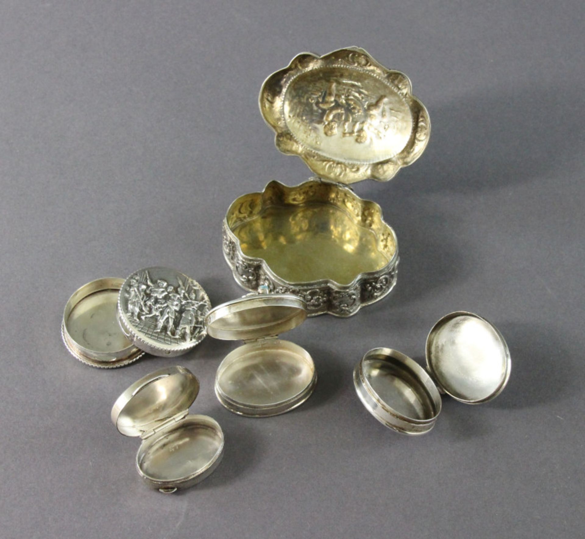 5 Pillendosen aus 800er, 830er und 925er Silber, 20. Jhd.Darstellungen mit Putten, Blumen, Tier - Bild 2 aus 2