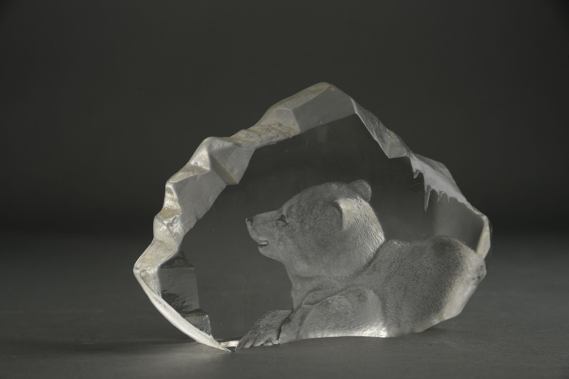 Künstler Kristall-Glasblock, Mats Jonasson (1945 - ?), "Eisbär"im Boden Ritzsignatur "Mats Jonasson,