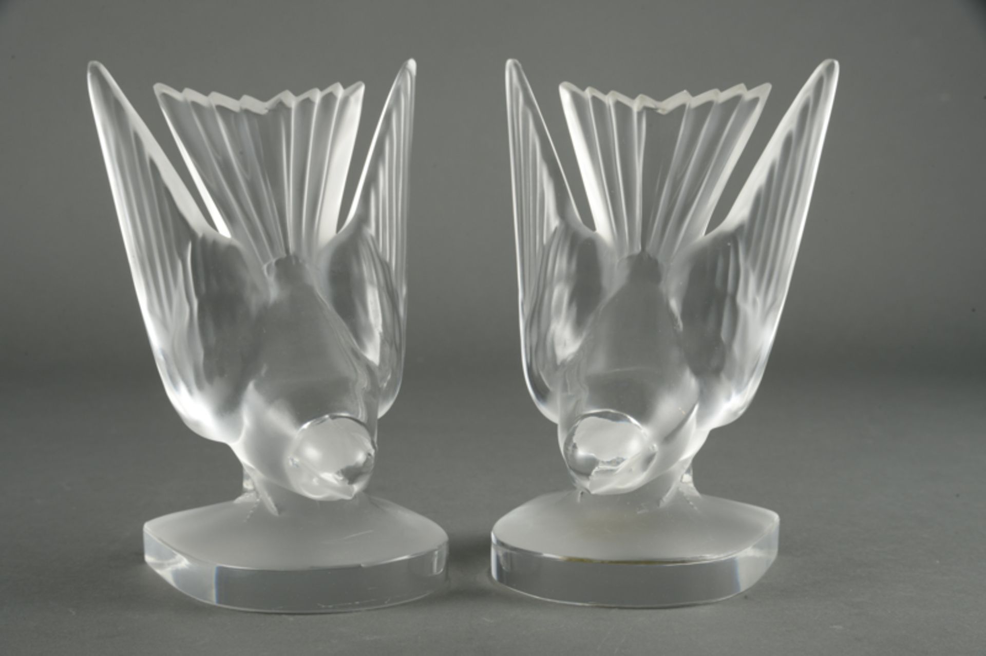 1 Paar Buchstützen der Manufaktur Lalique, Paris, "Deux Hirondelle", 20. Jahrhundertim Boden